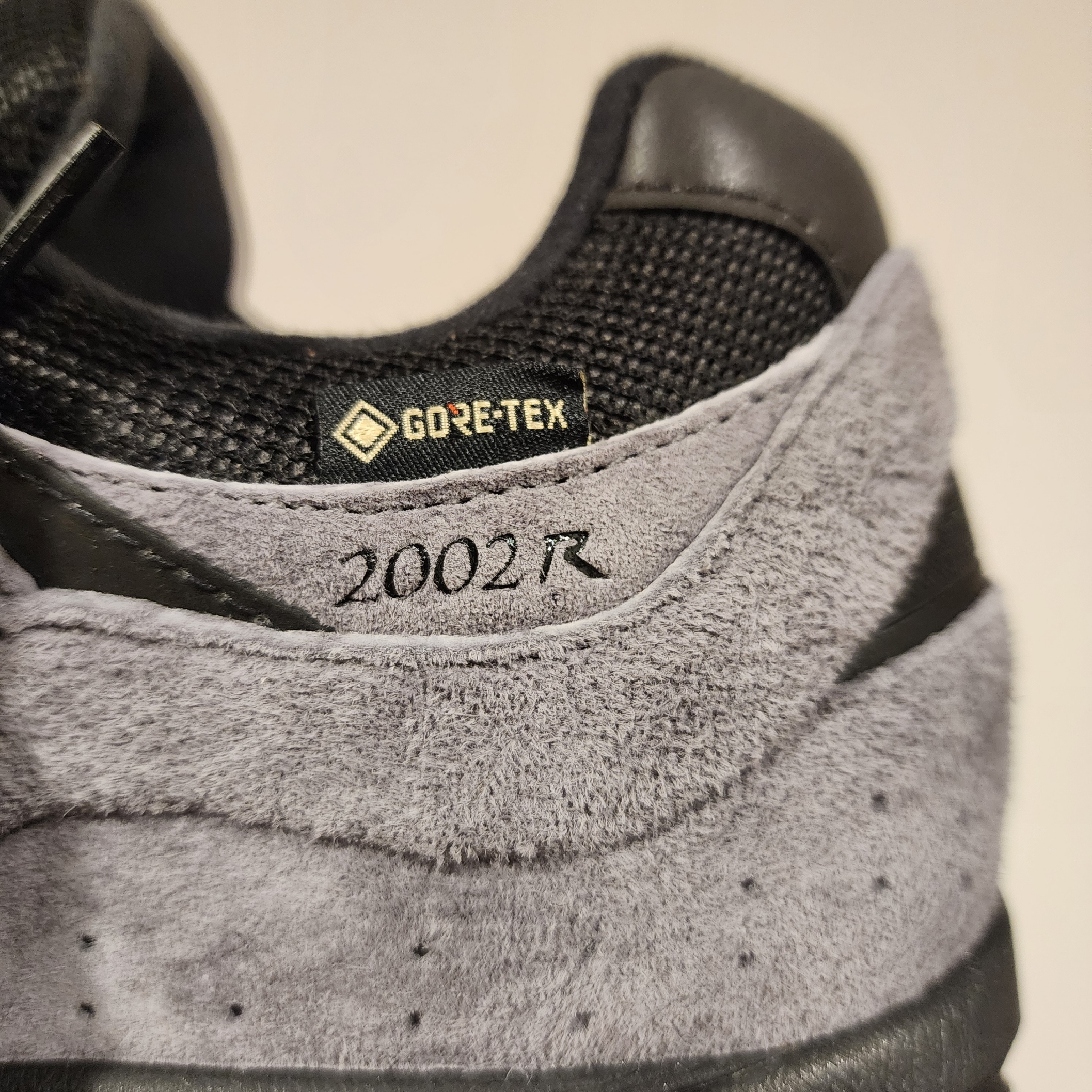 New Balance x JJJJound 2002R Gore-Tex Charcoal 착용 스타일 - 2