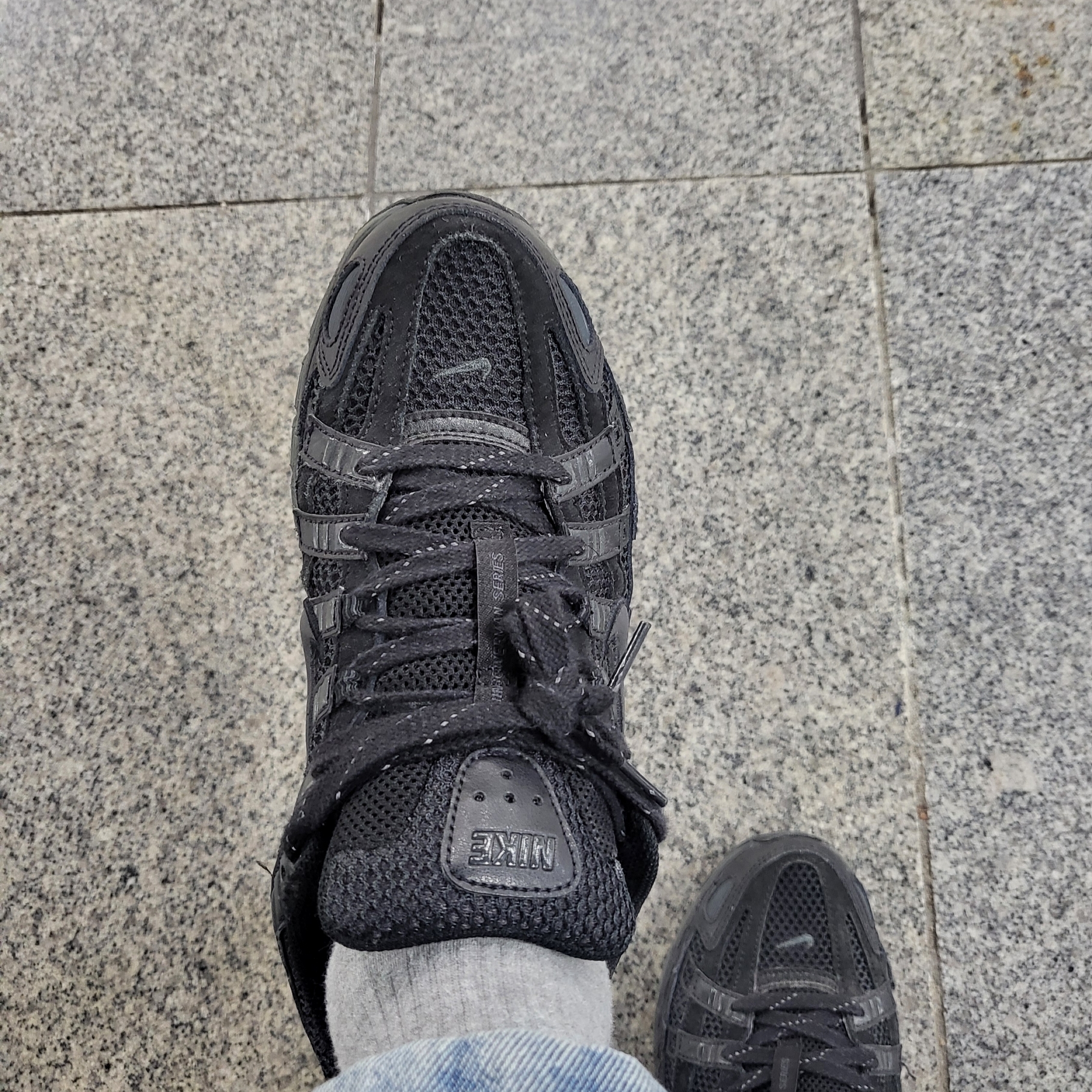 Nike P-6000 PRM Triple Black 착용 스타일