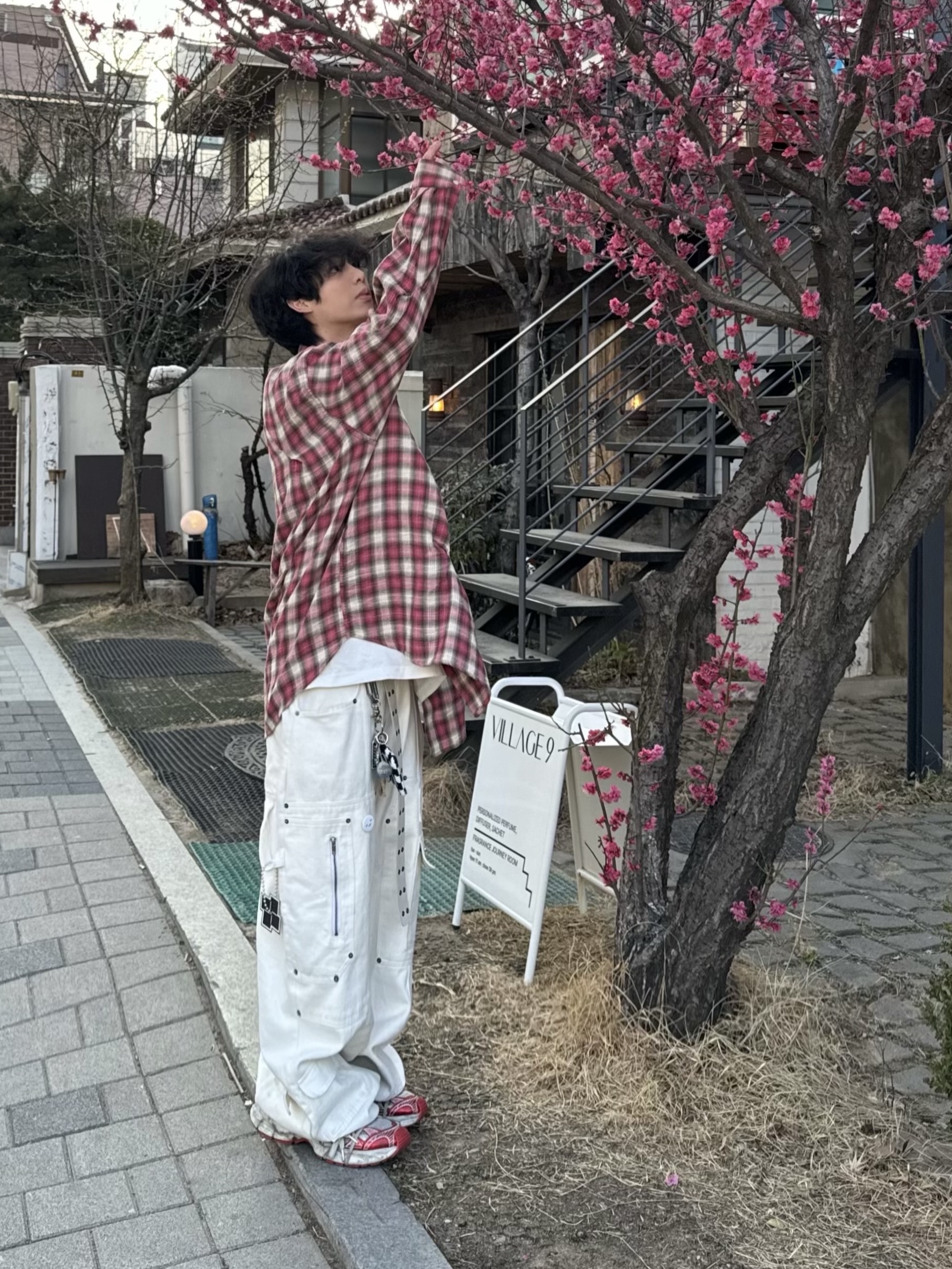 Nos Couleurs x Koin x Llud Rivet Carpenter Pants White, Nos Couleurs Check Bite Shirts Cherry 착용 스타일 - 3