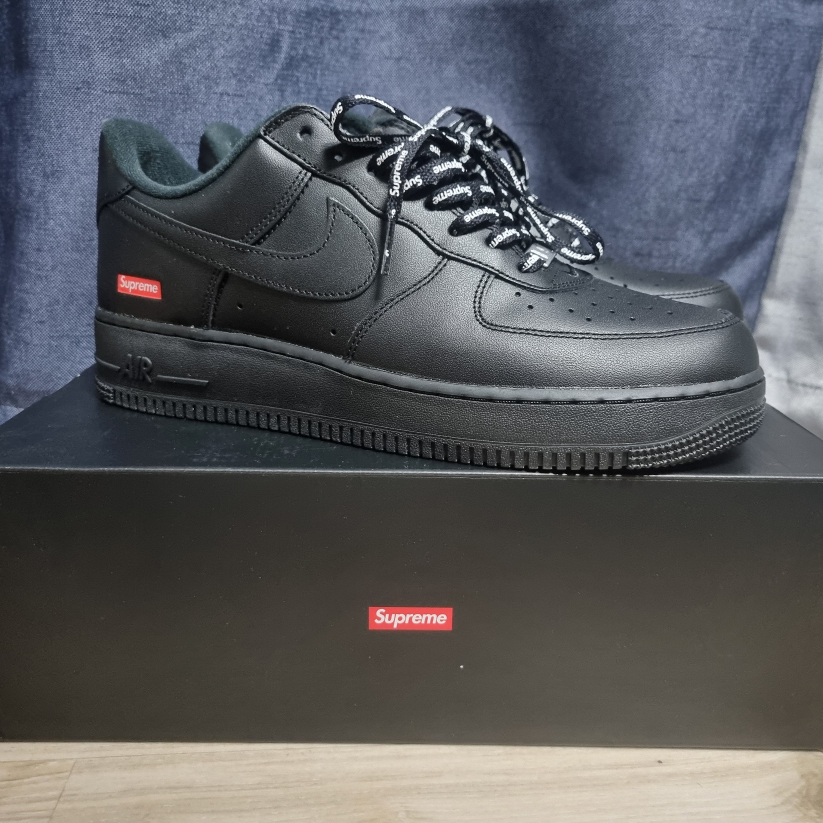 Nike x Supreme Air Force 1 Low Black 착용 스타일 - 2
