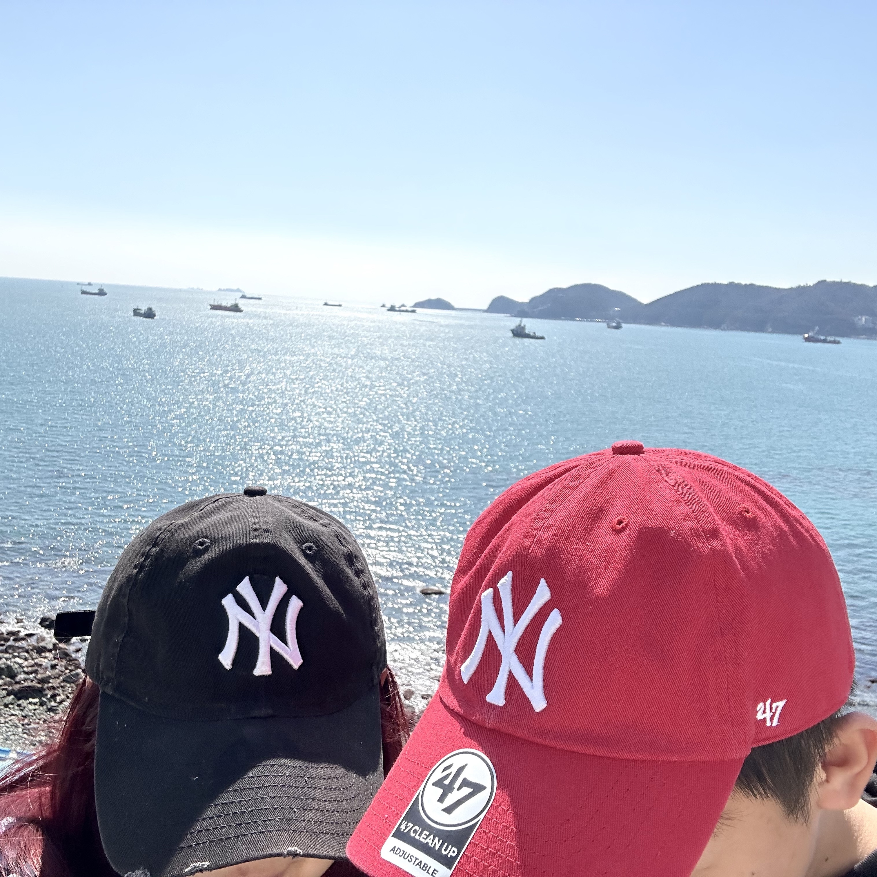 New Era x MoMA New York Yankees Cap Scarlet, New Era x MoMA New York Yankees Cap Black 착용 스타일