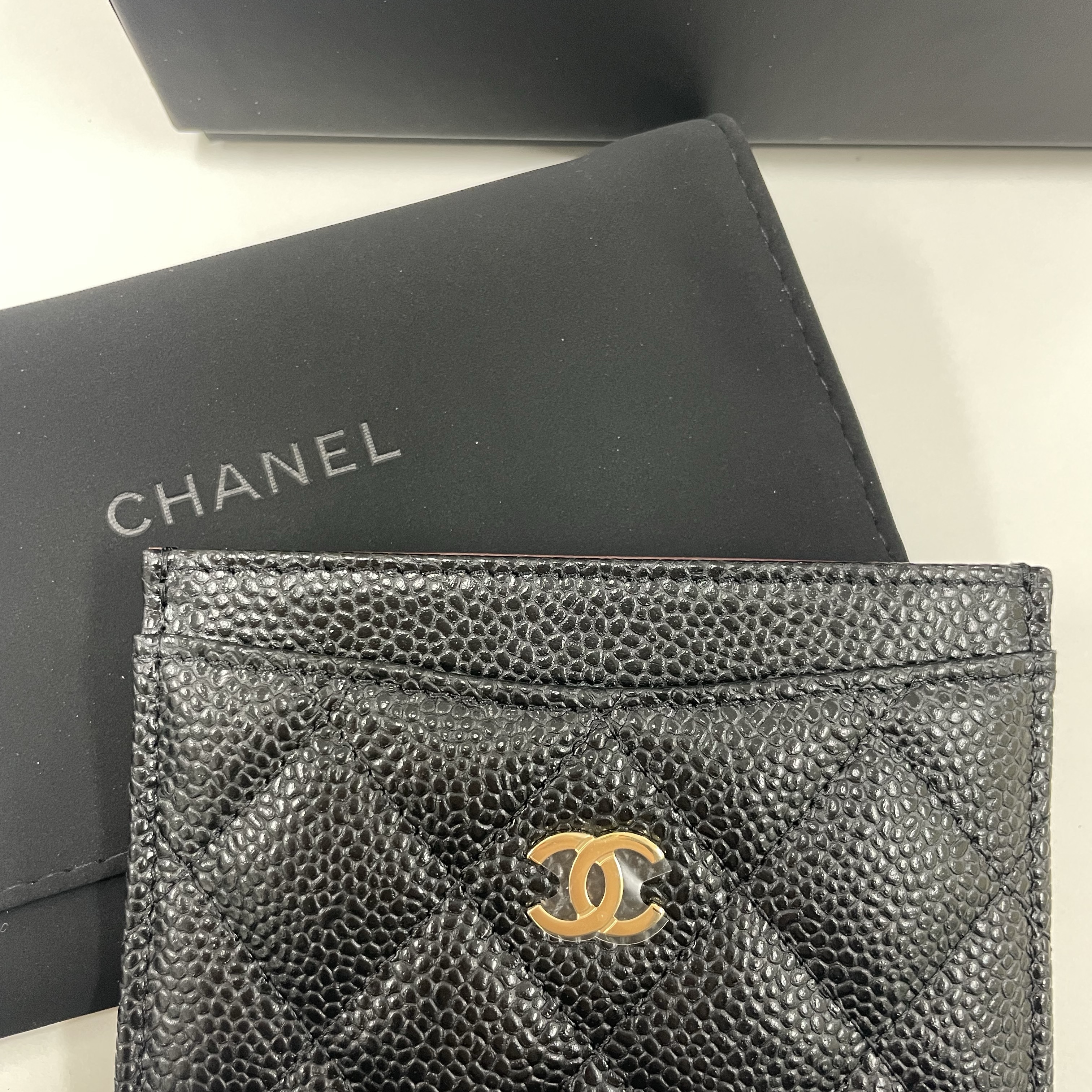 Chanel Classic Card Holder Grained Calfskin & Gold Black 착용 스타일