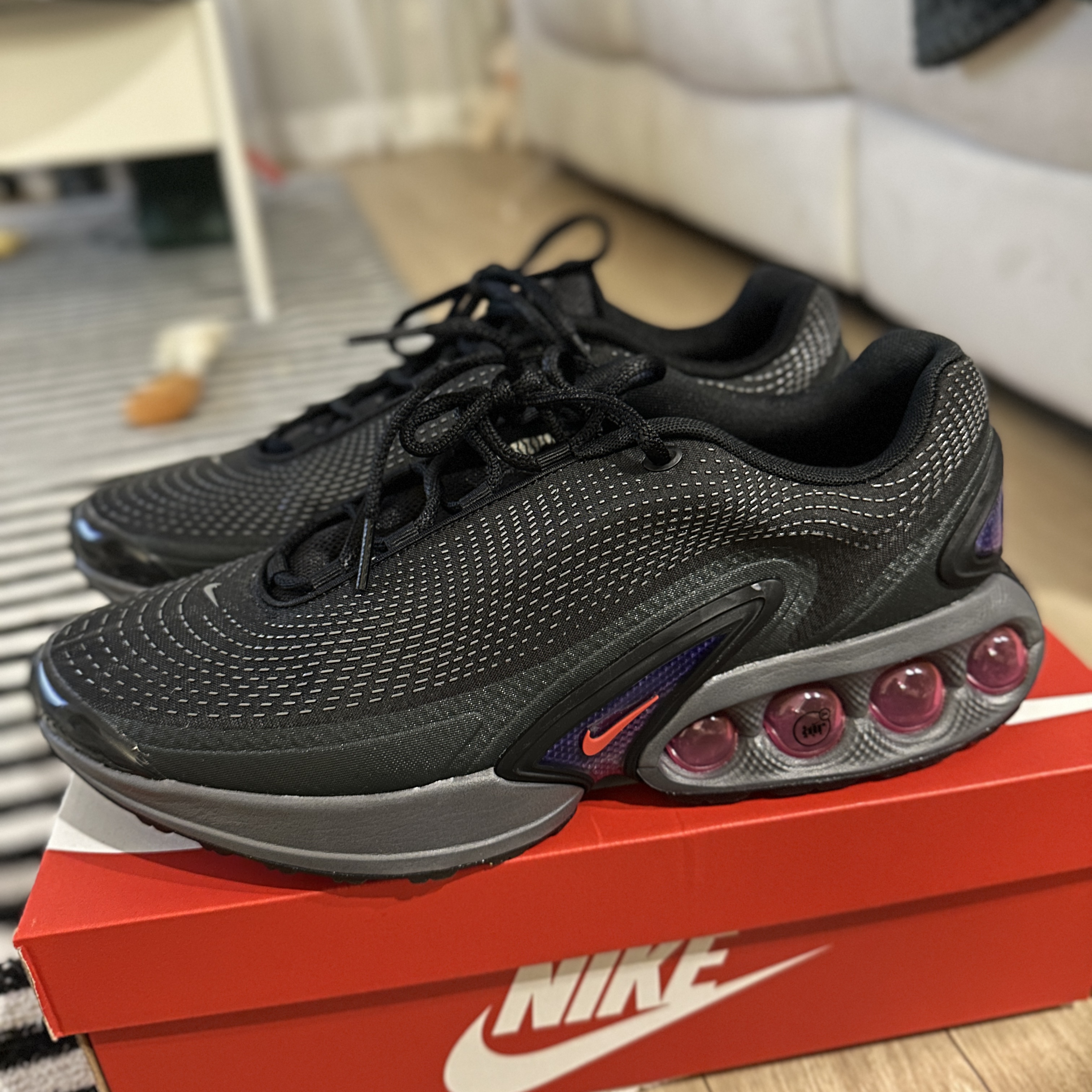 Nike Air Max Dn Black Light Crimson 착용 스타일