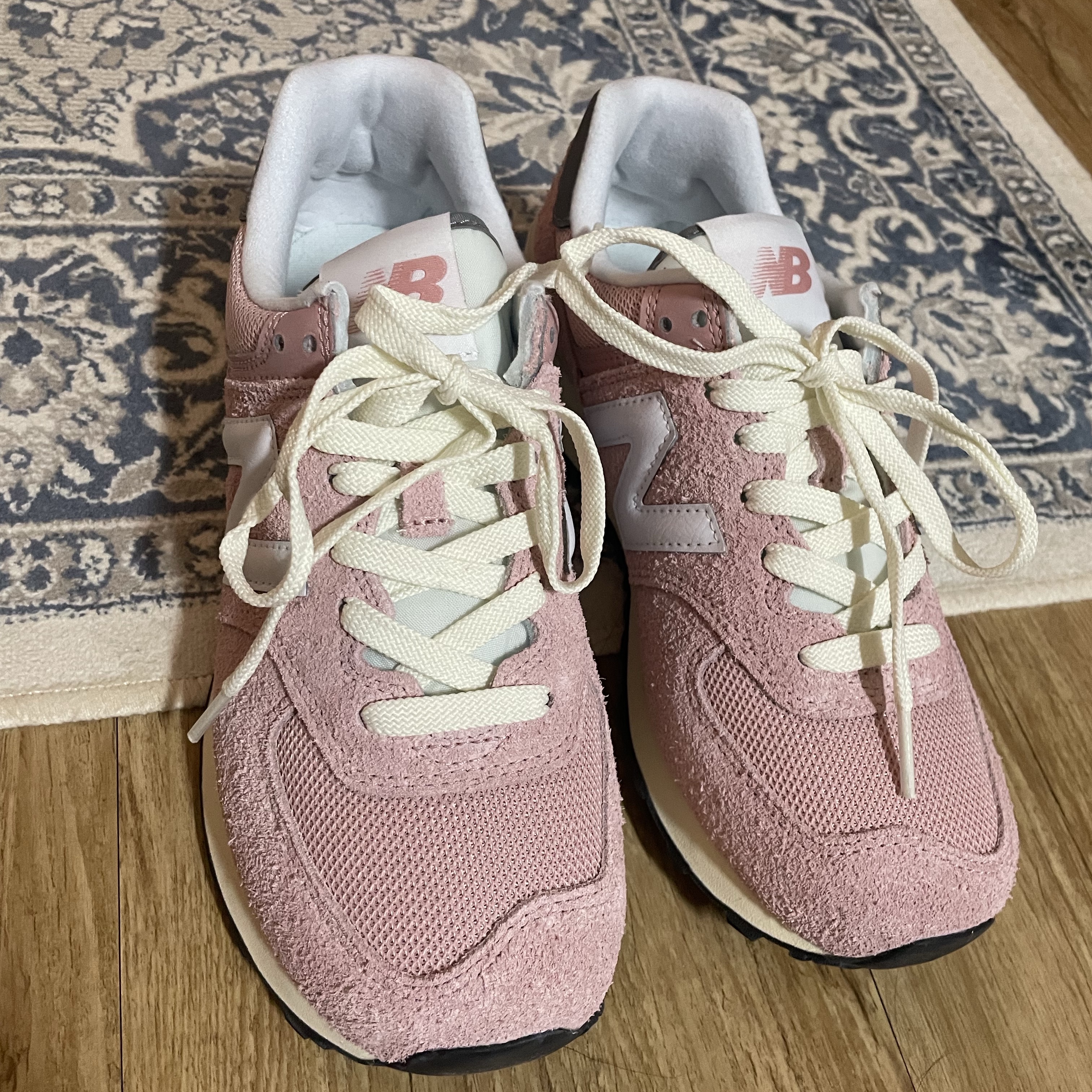 New Balance 574 Heritage Mellow Pink 착용 스타일
