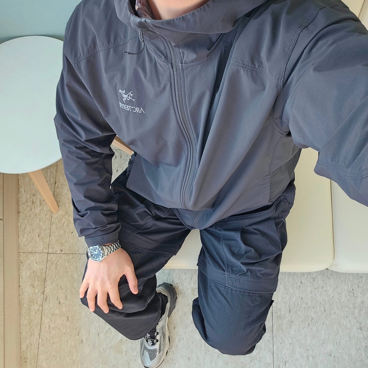 Arc'teryx Gamma Lightweight Hoody Black, Nike ACG Smith Summit Cargo Pants Black - Asia 착용 스타일 - 4