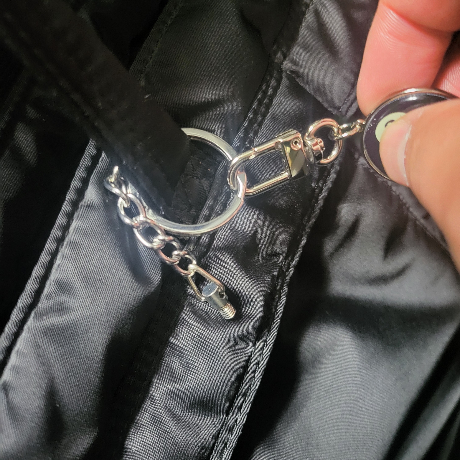 Stussy 8 Ball Keychain Black 착용 스타일