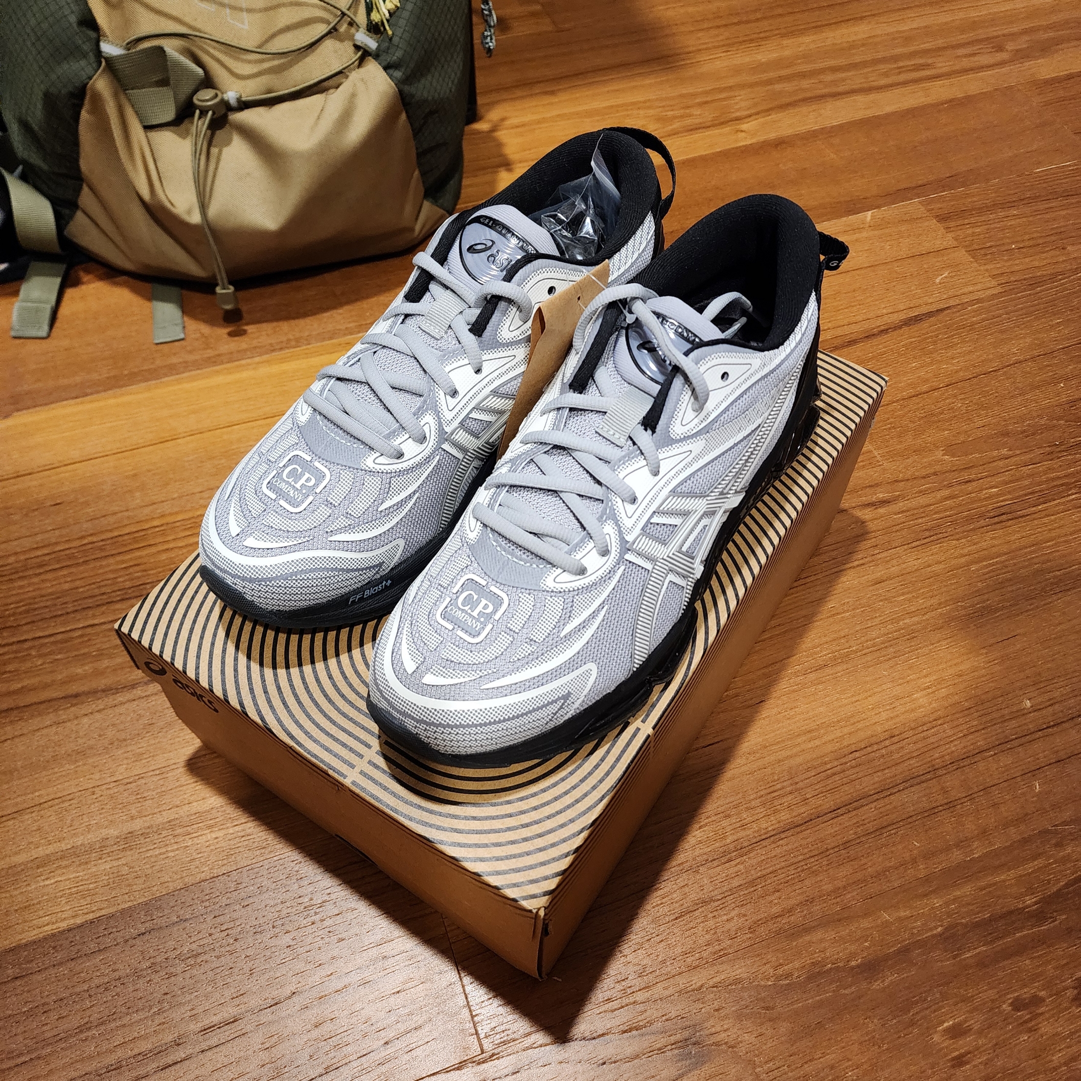 Asics x C.P. Company Gel-Quantum 360 VIII Cement Grey 착용 스타일 - 5
