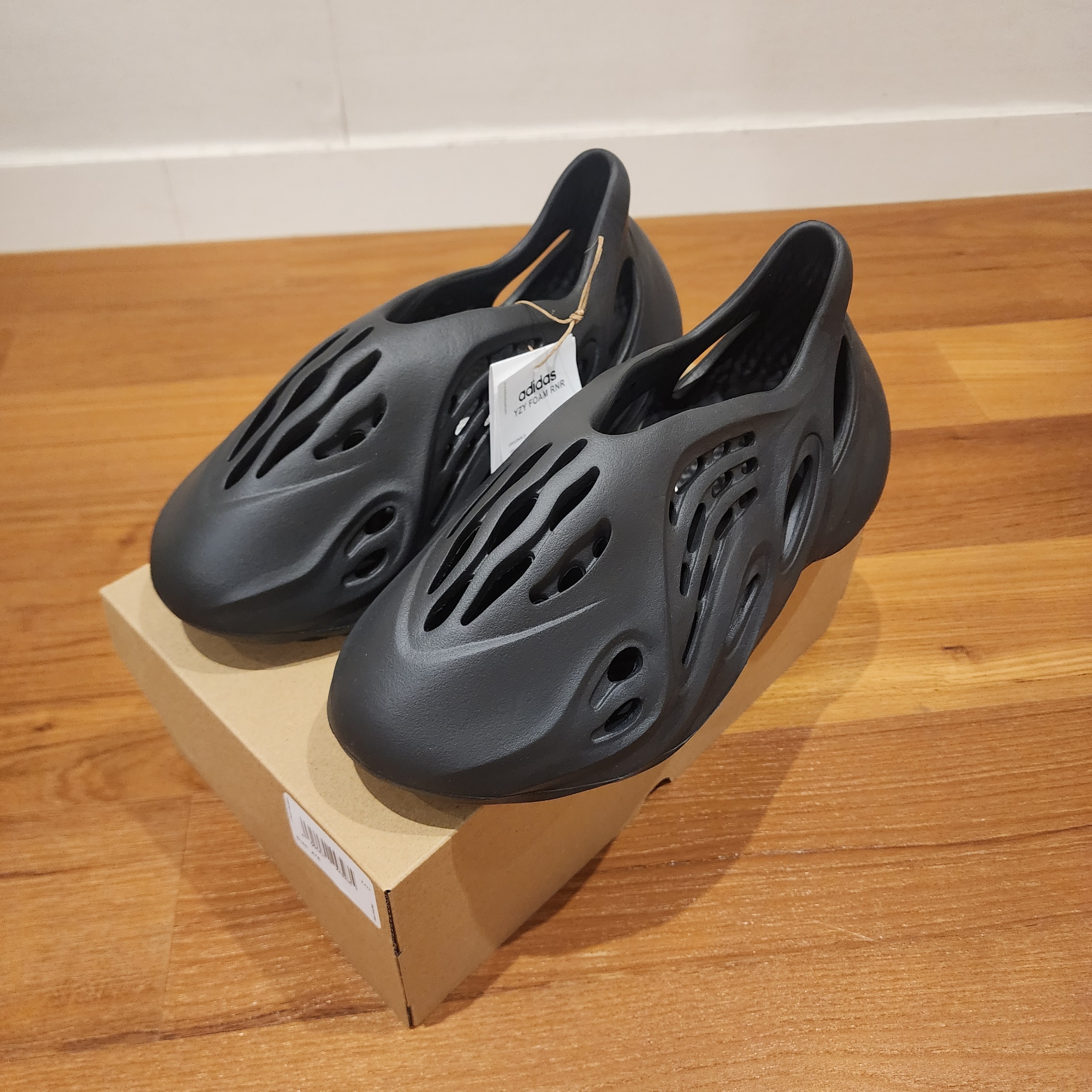 Adidas Yeezy Foam RNNR Onyx 착용 스타일 - 3