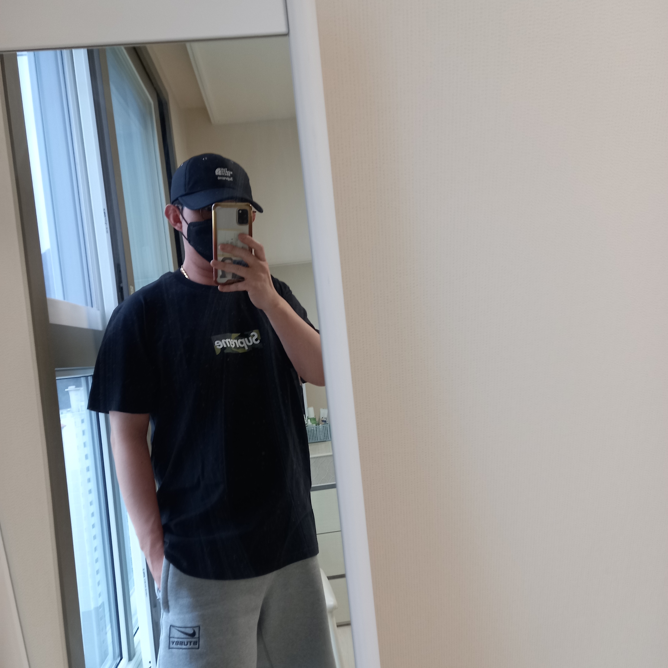 Supreme Box Logo T-Shirt Black - 23FW, Supreme x The North Face Split 6-Panel Black - 24SS 착용 스타일 - 5