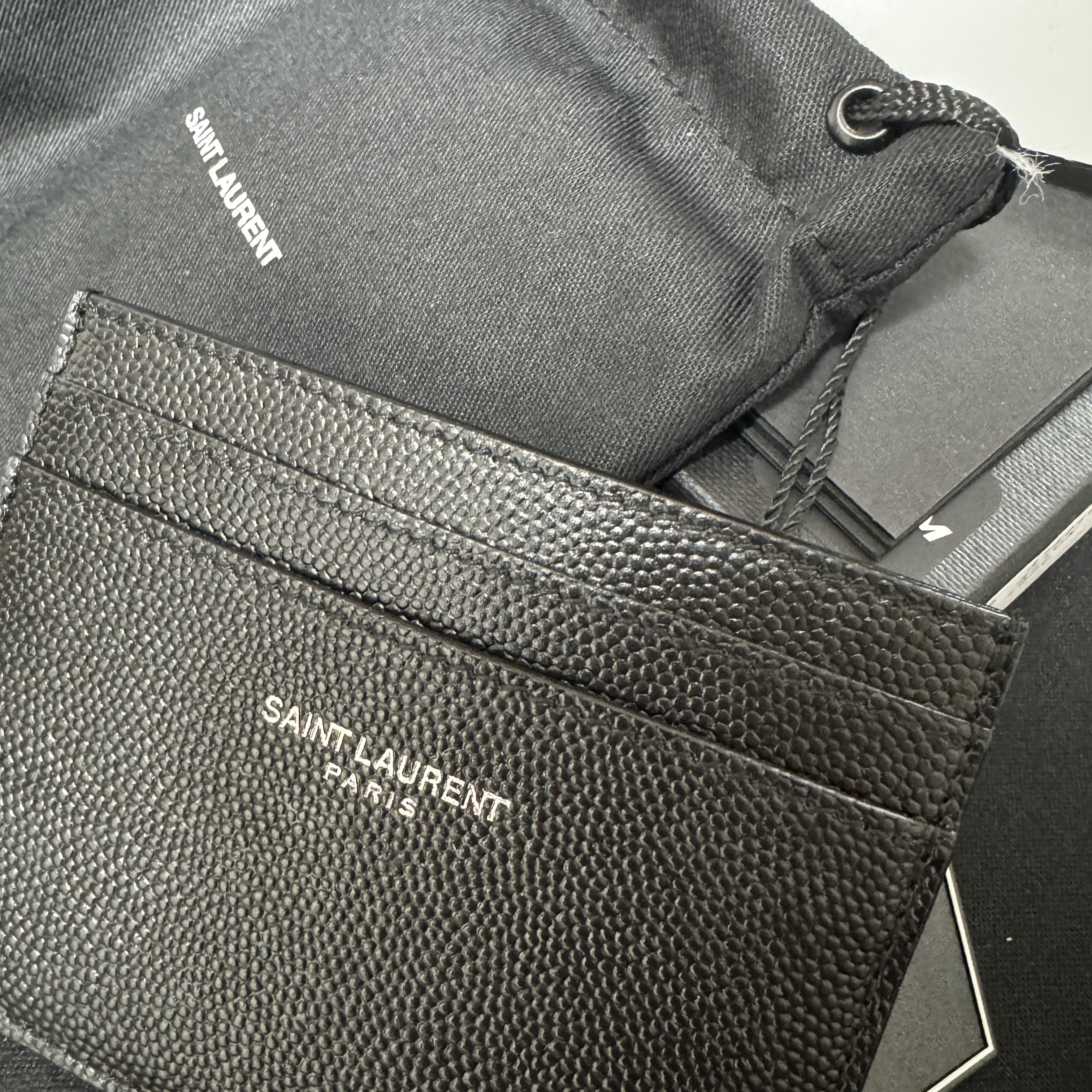 Saint Laurent Paris Credit Card Case in Grain de Poudre Embossed Leather Black 착용 스타일