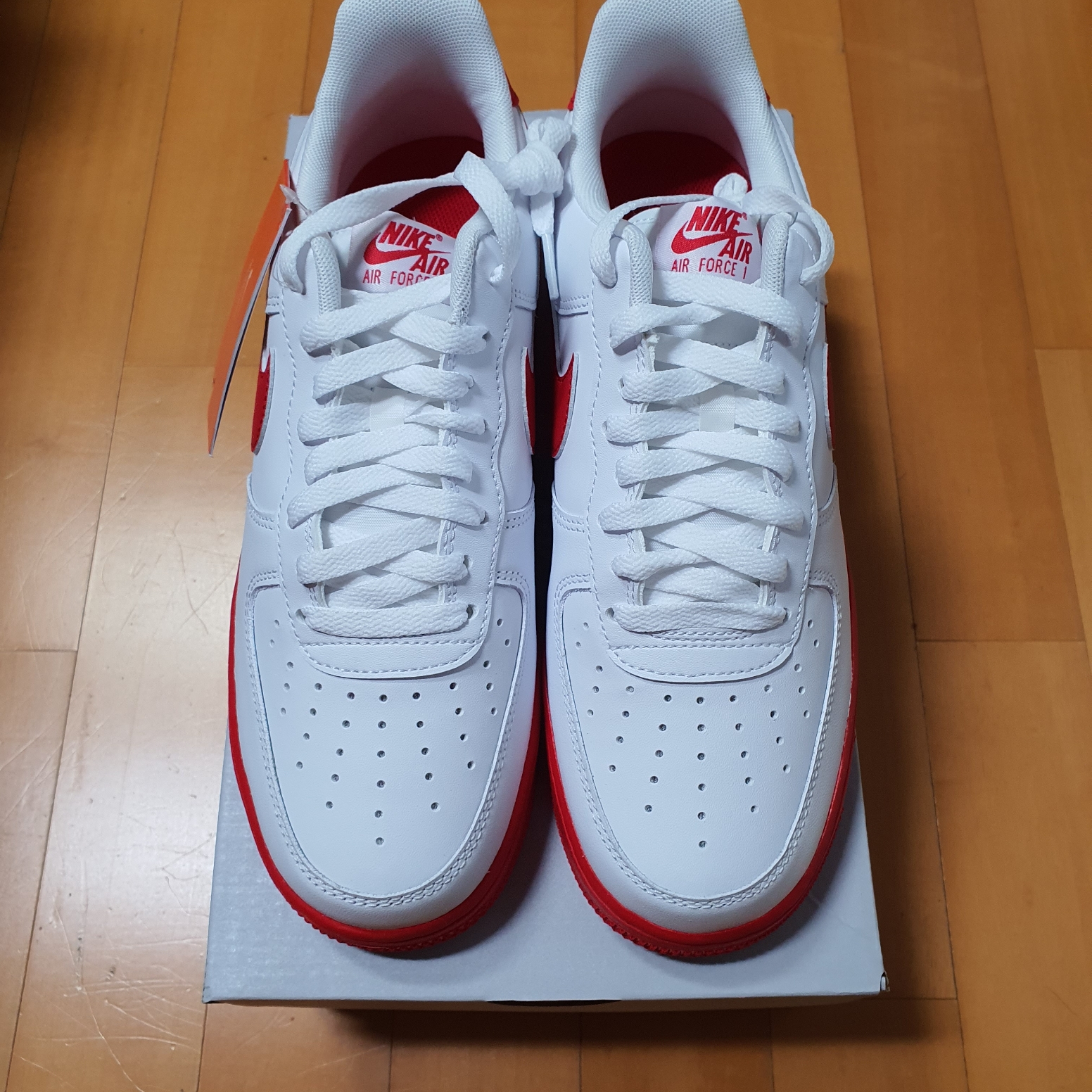 Nike Air Force 1 Low White Red Midsole 착용 스타일