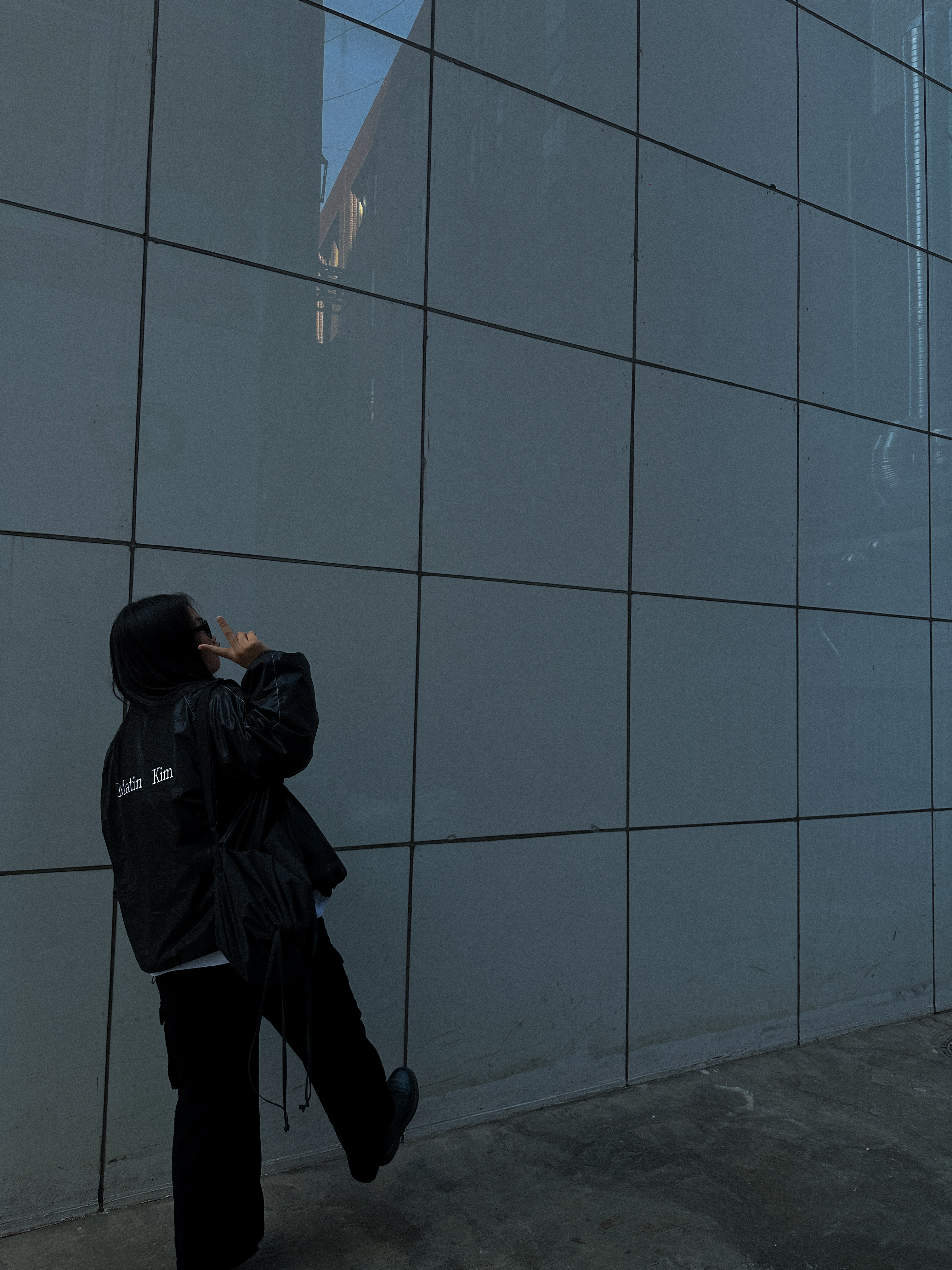 Uniqlo U Drawstring Shoulder Bag Black, (W) Matin Kim Logo Coating Jumper Black 착용 스타일