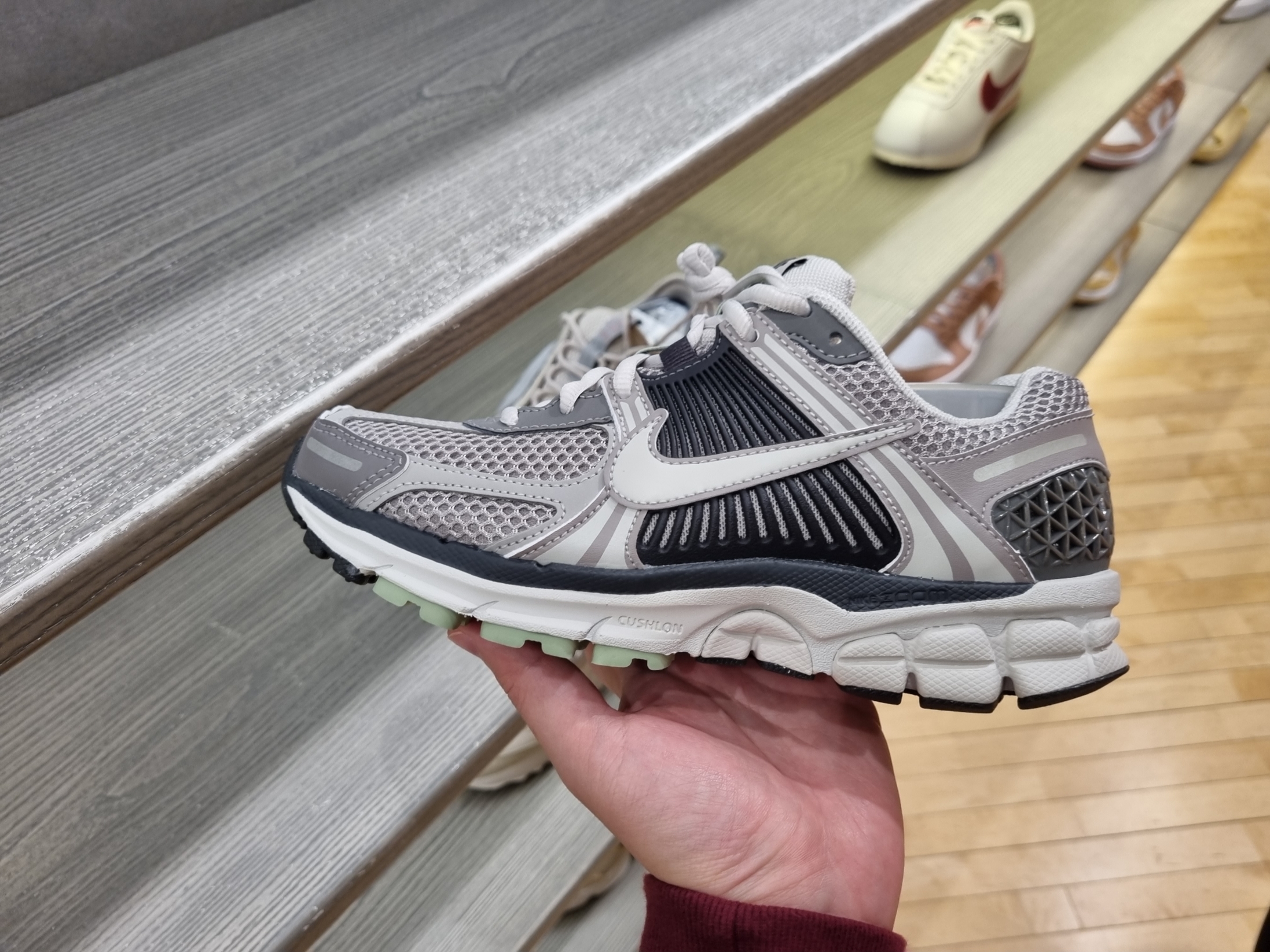 (W) Nike Zoom Vomero 5 Cobblestone and Flat Pewter 착용 스타일