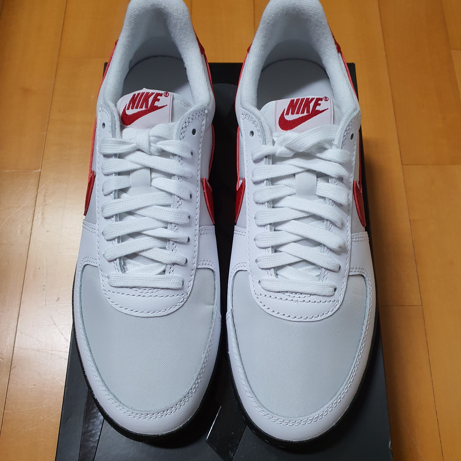 Nike Field General 82 SP White and Varsity Red 착용 스타일