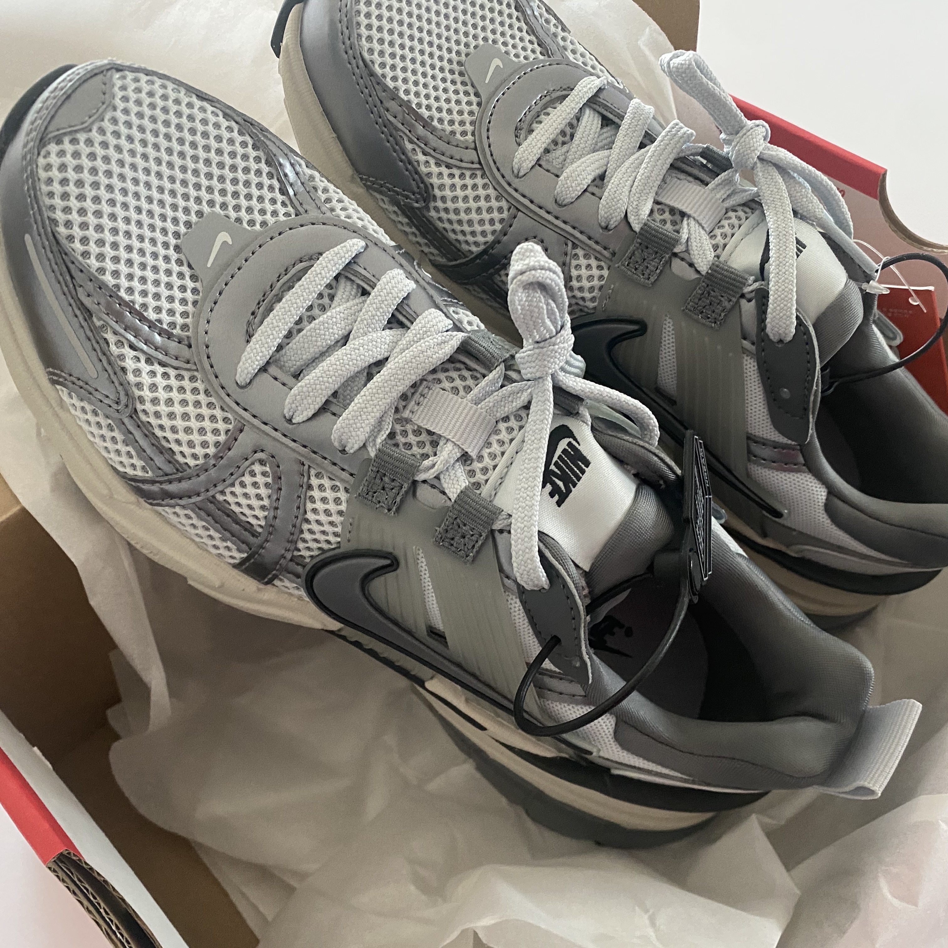 Nike V2K Run Pure Platinum Wolf Grey 착용 스타일