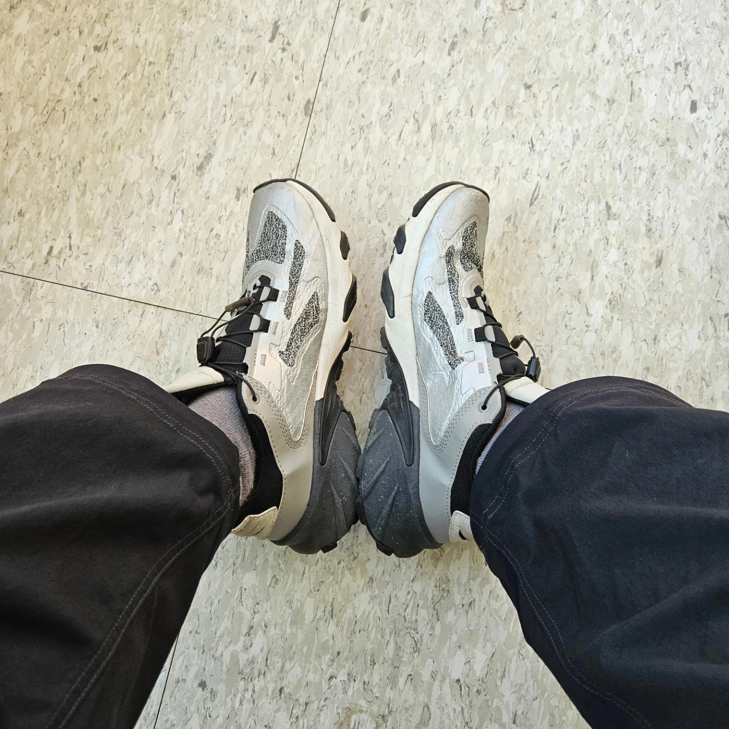 Arc'teryx Gamma Lightweight Hoody Black, Nike ACG Smith Summit Cargo Pants Black - Asia 착용 스타일 - 6