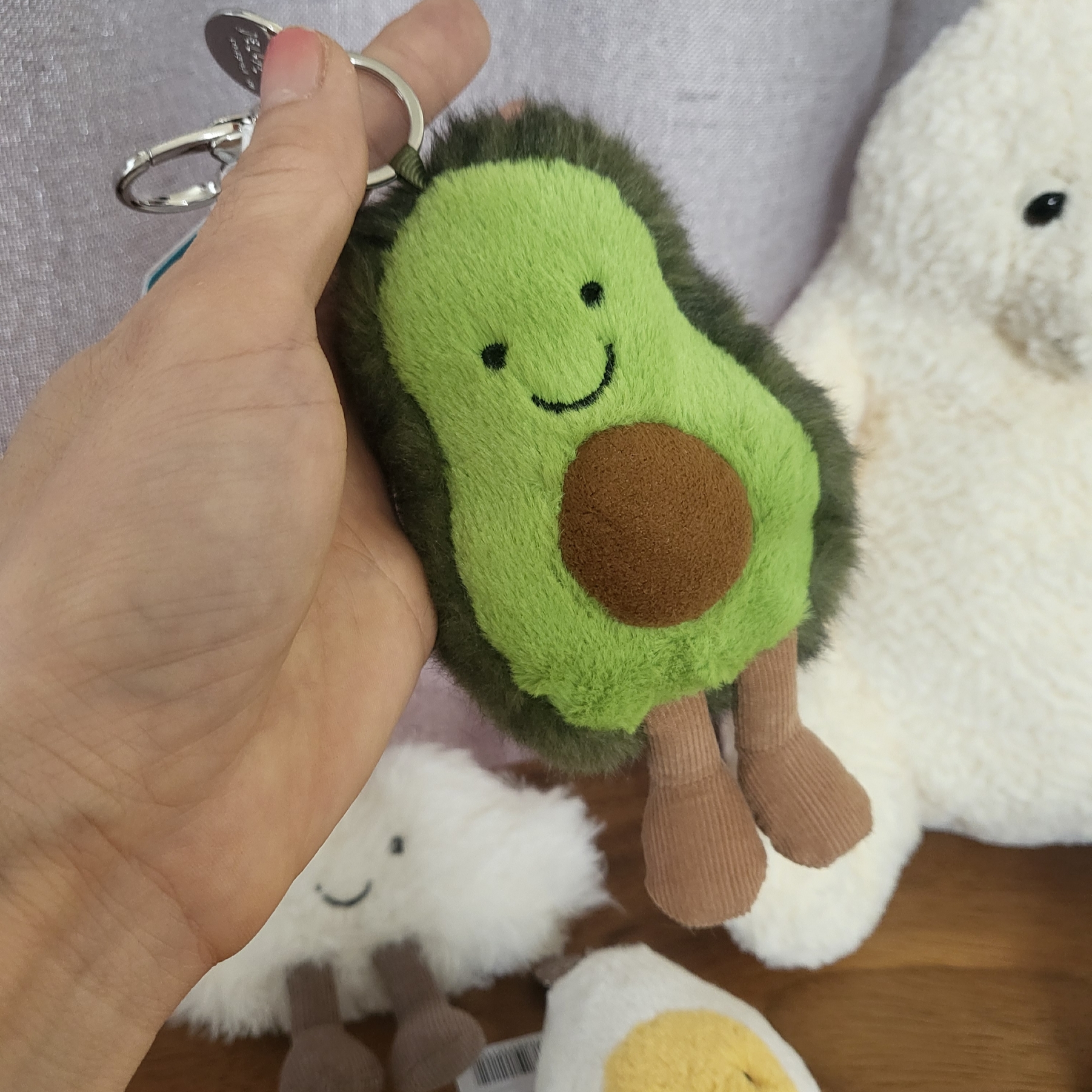 Jellycat Amuseable Avocado Bag Charm Green 착용 스타일 - 2