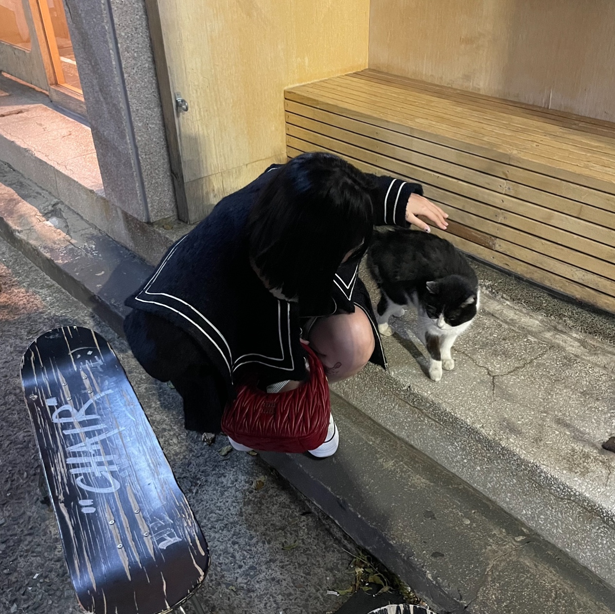 Miu Miu Wander Matelasse Nappa Leather Hobo Mini Bag Red 착용 스타일