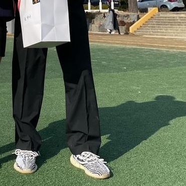 Adidas Yeezy Boost 350 V2 Zebra 2022/2023 착용 스타일