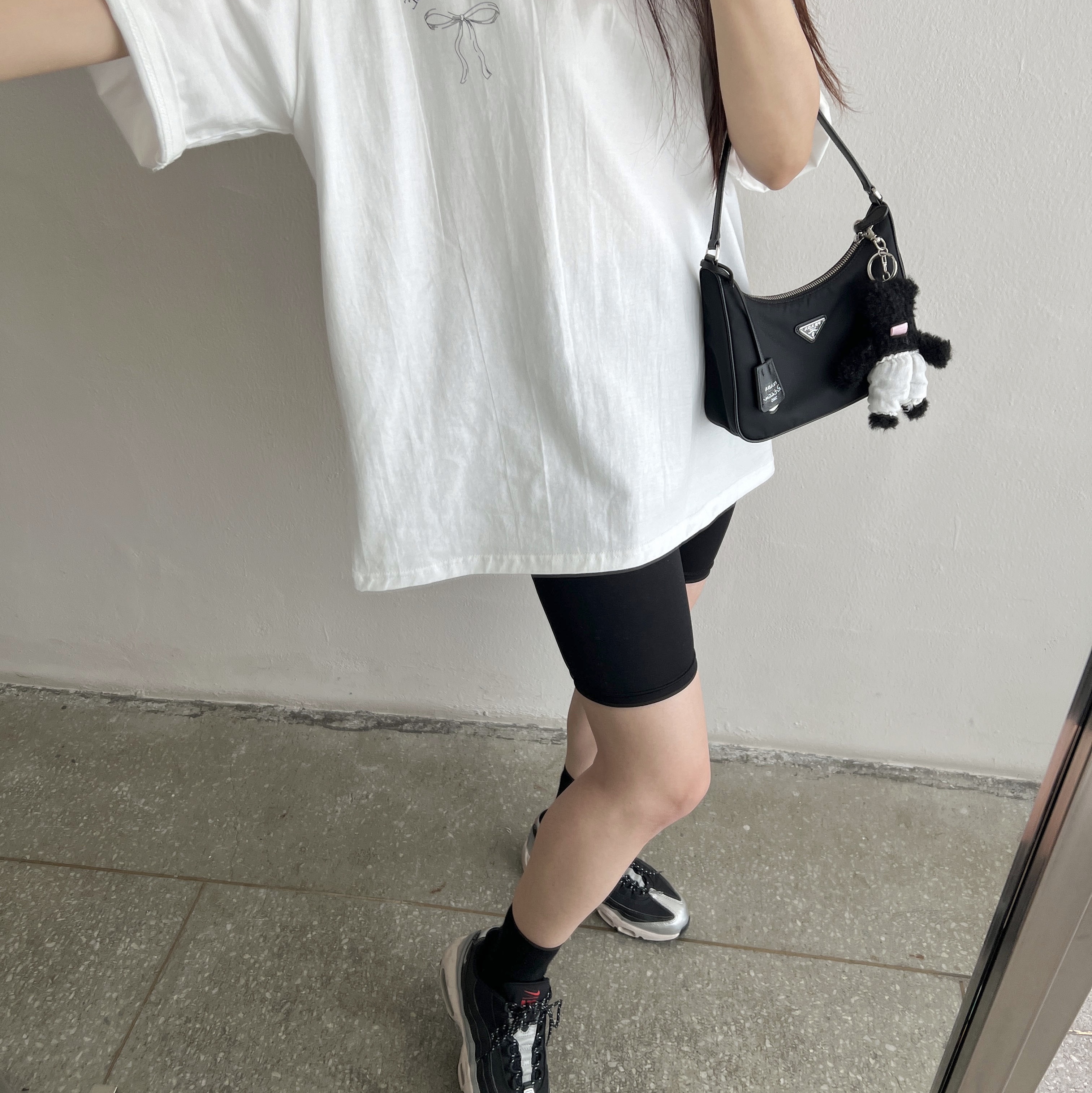 Nike Air Max 97 OG Silver Bullet 2022, Monamhee Beulpingi Keyring with White Pants Black 착용 스타일 - 2