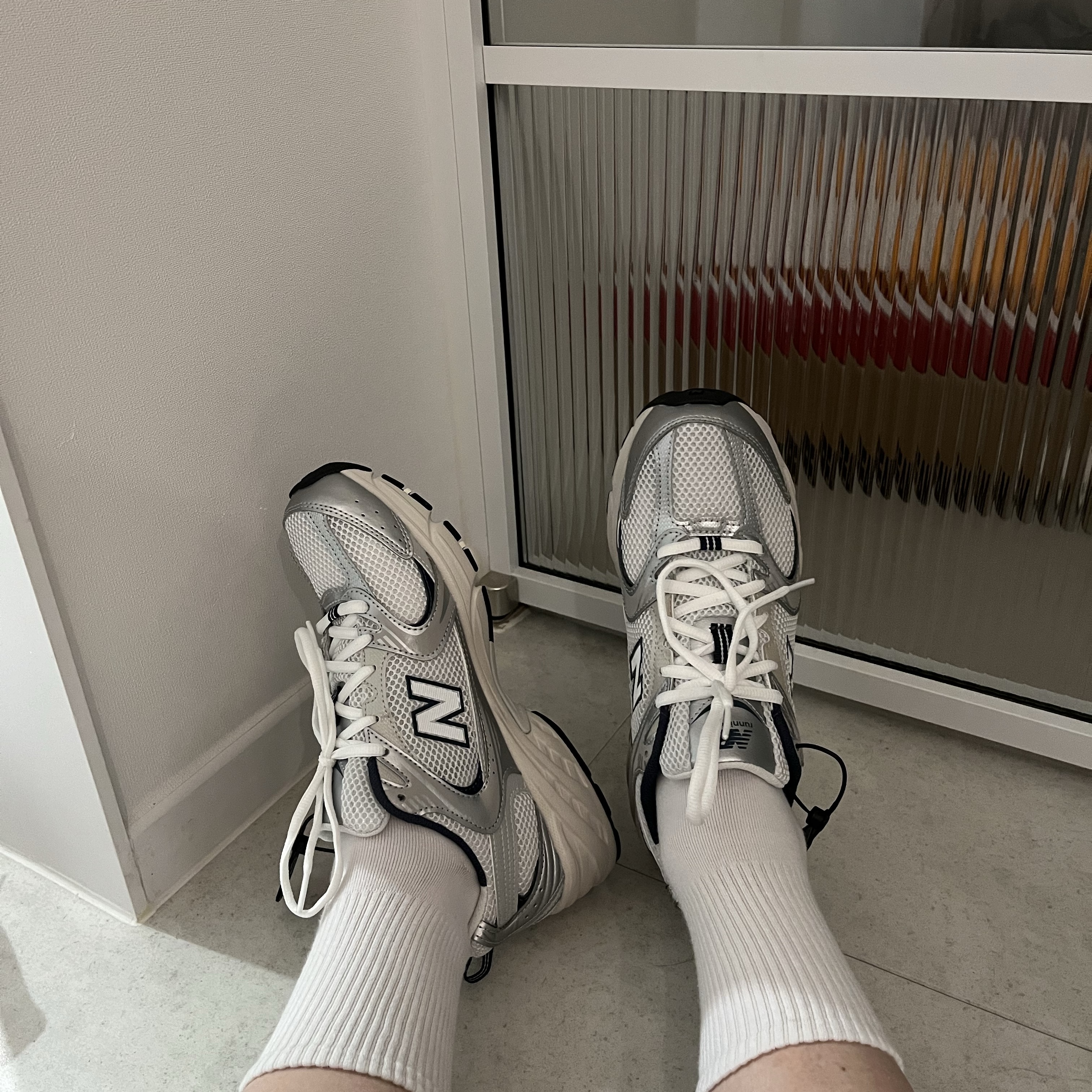 New Balance 530 Steel Grey 착용 스타일 - 2