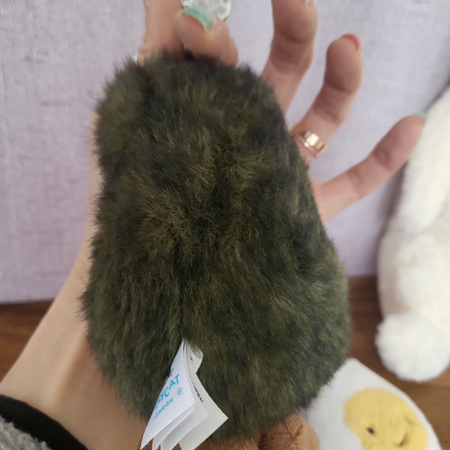 Jellycat Amuseable Avocado Bag Charm Green 착용 스타일 - 1