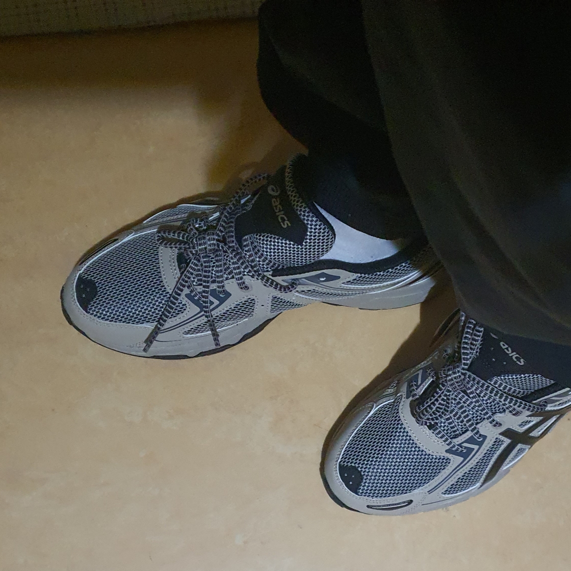 Asics Gel-Venture 6 Feather Grey Black 착용 스타일