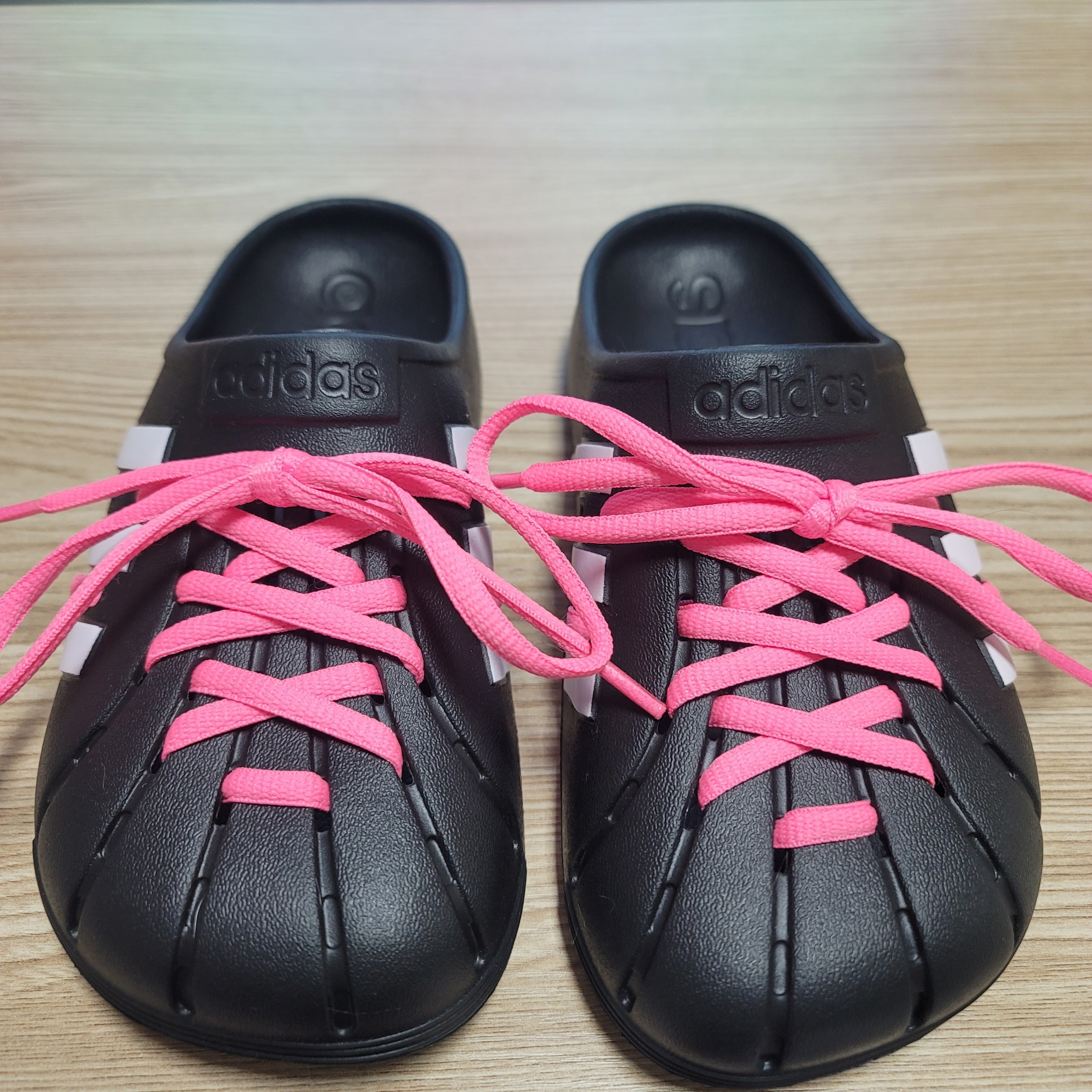 Adidas Adilette Clog Black White 착용 스타일
