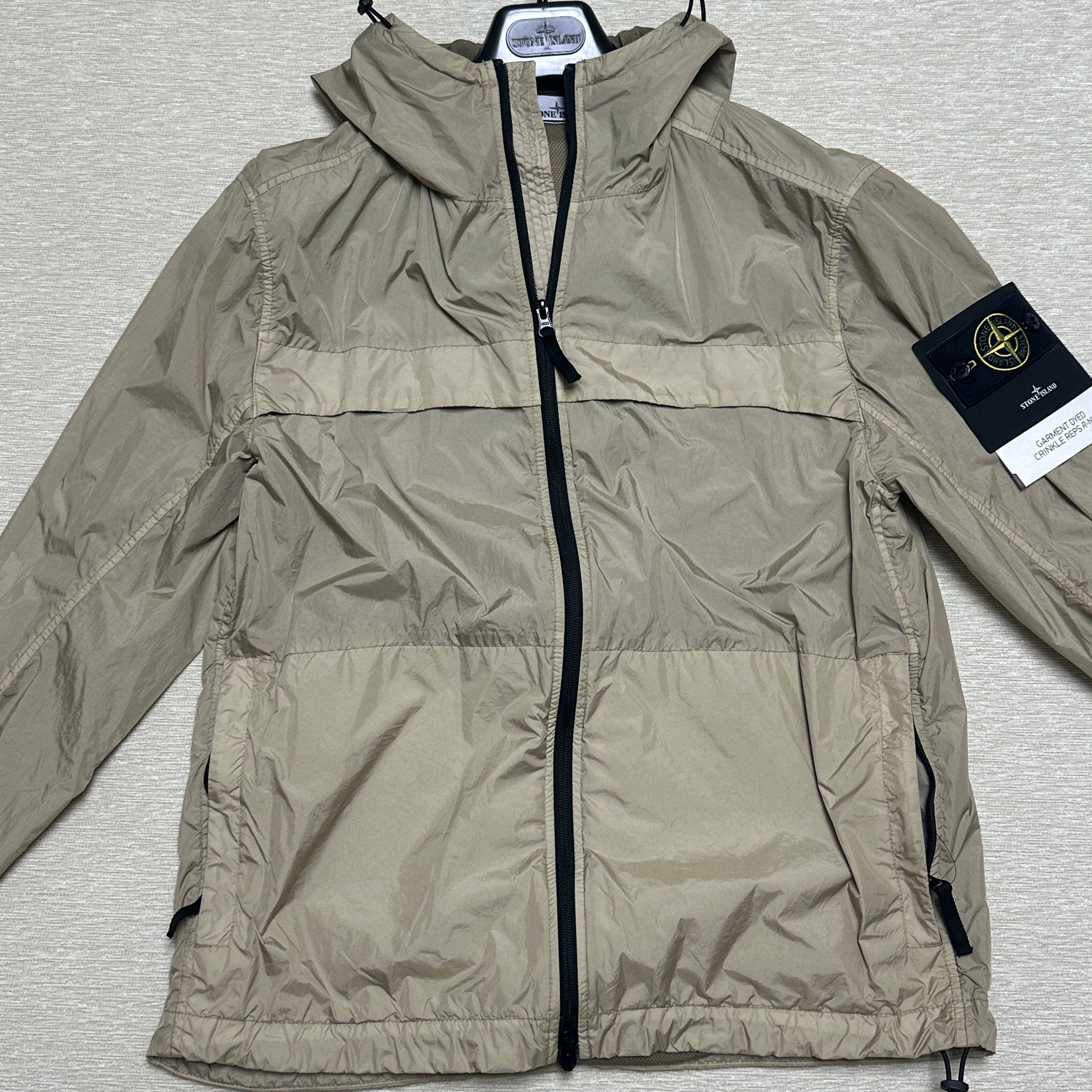 Stone Island 40922 Garment Dyed Crinkle Reps R-Nylon Sand - 24SS, Stone Island 42124 Bio-Based Ripstop Nylon Light Down Shirt Jacket Navy Blue - 22SS 착용 스타일 - 1