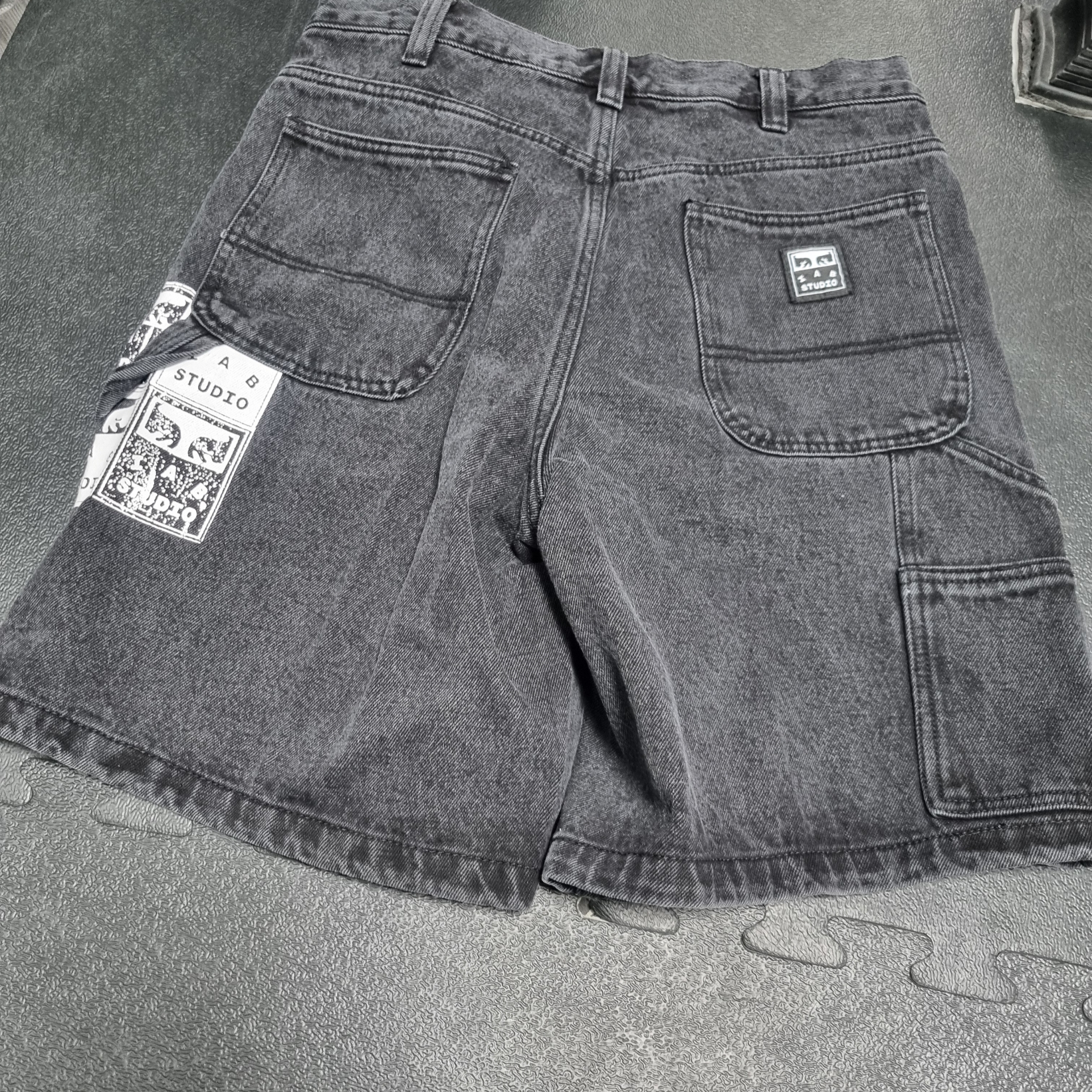 IAB Studio x Obey Poster Carpenter Denim Shorts Dusty Black 착용 스타일 - 3