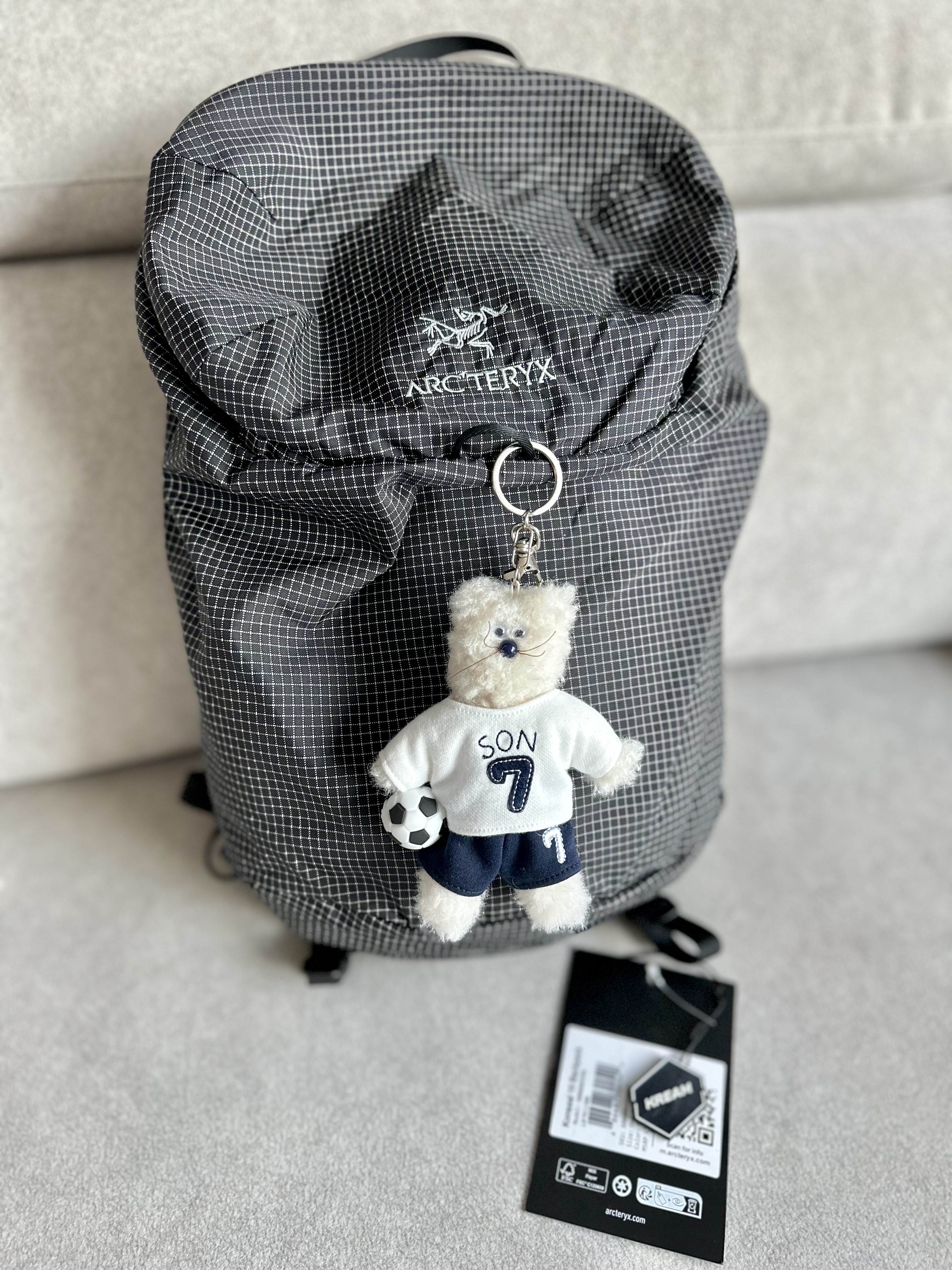 [예약 배송] NOS7 x Monamhee SON.hee Cream, Arc'teryx Konseal 15 Backpack Black 착용 스타일 - 1