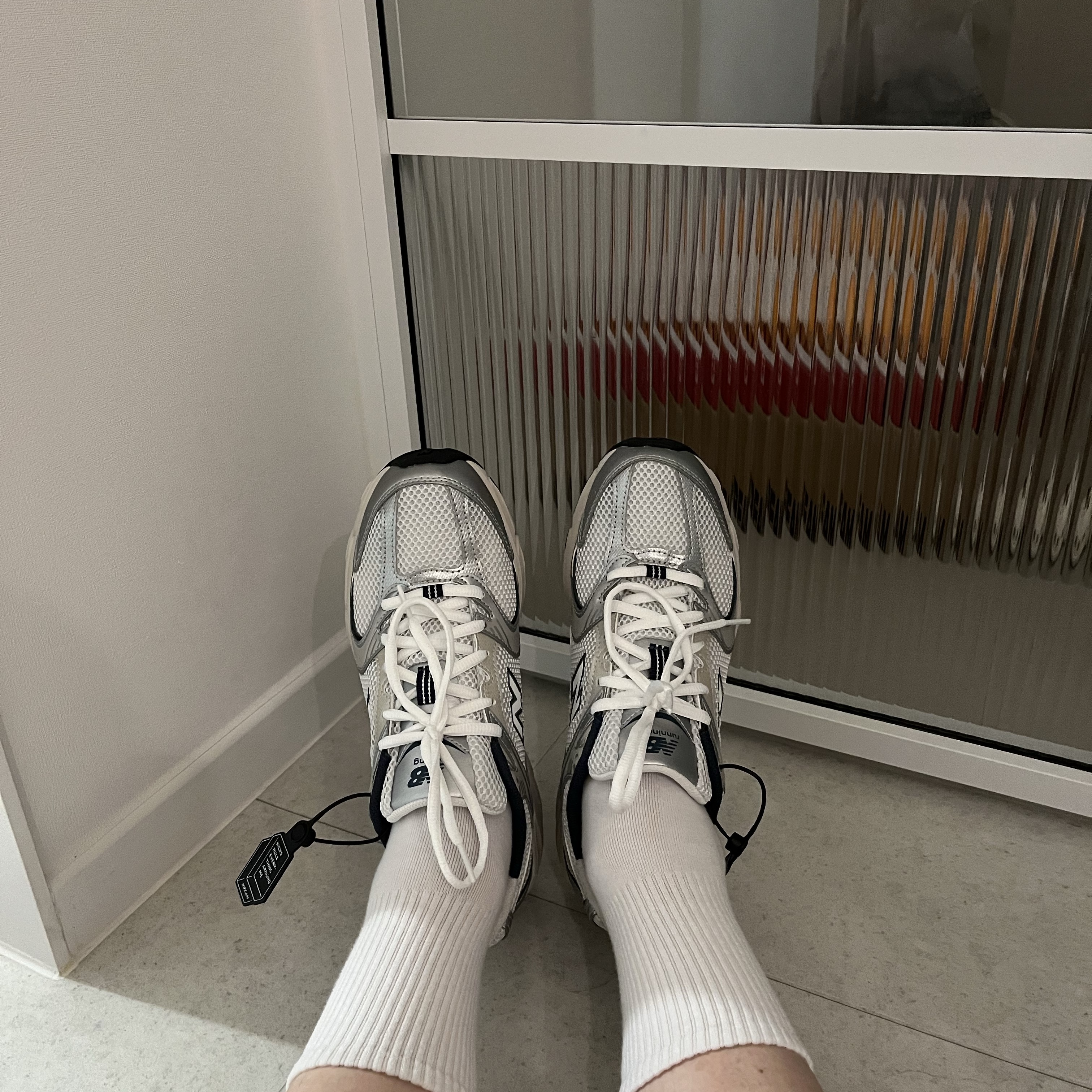 New Balance 530 Steel Grey 착용 스타일 - 1