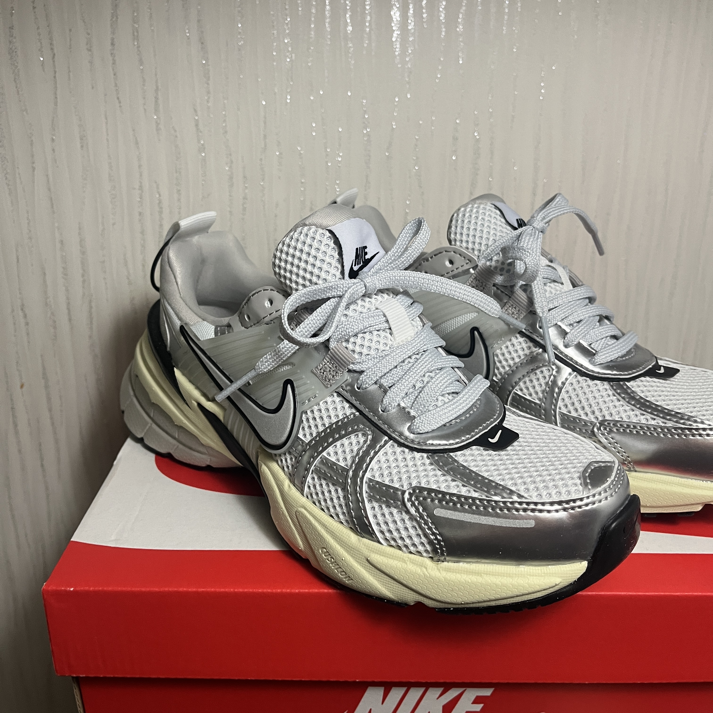 Nike V2K Run Summit White Metallic Silver 착용 스타일