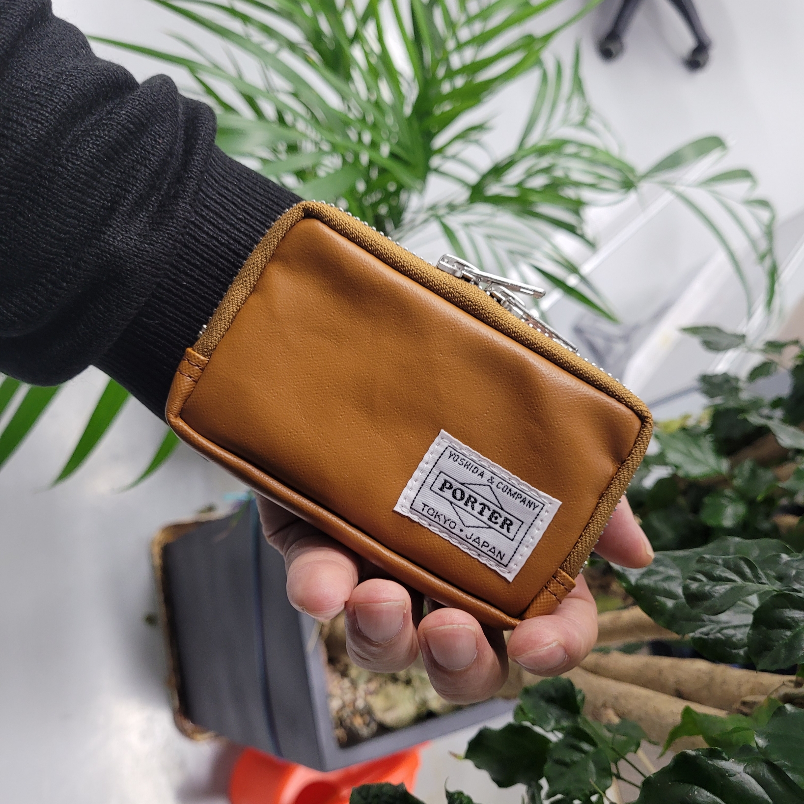 Porter Freestyle Multi Coin Case Camel 착용 스타일 - 1