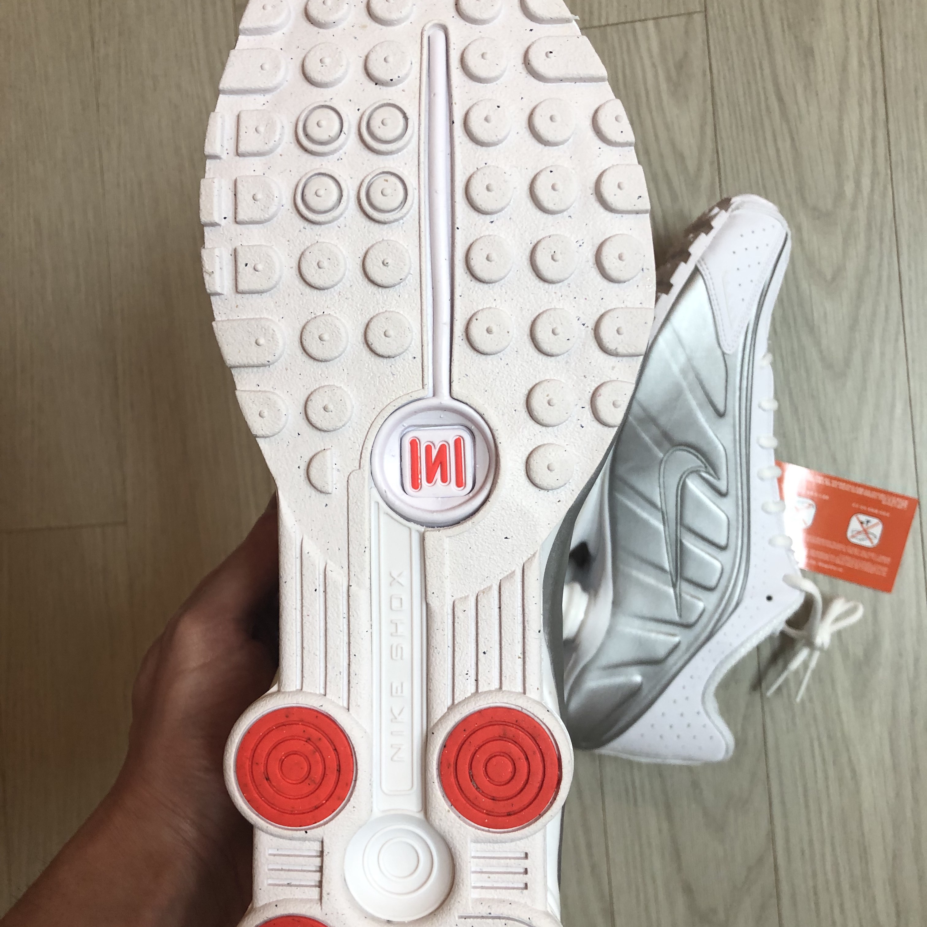 (W) Nike Shox R4 White Metallic Silver 착용 스타일 - 3