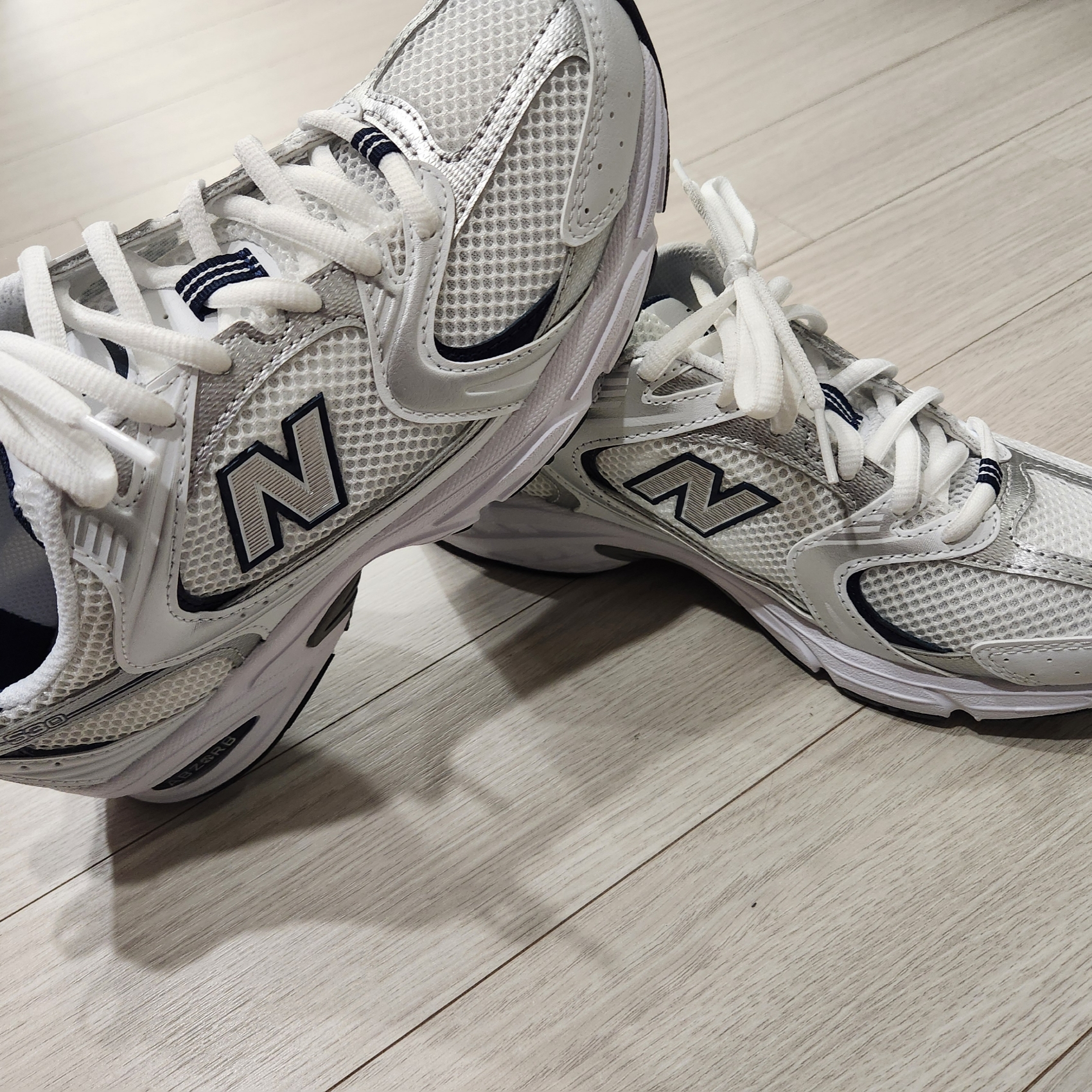 New Balance 530 White 착용 스타일 - 1