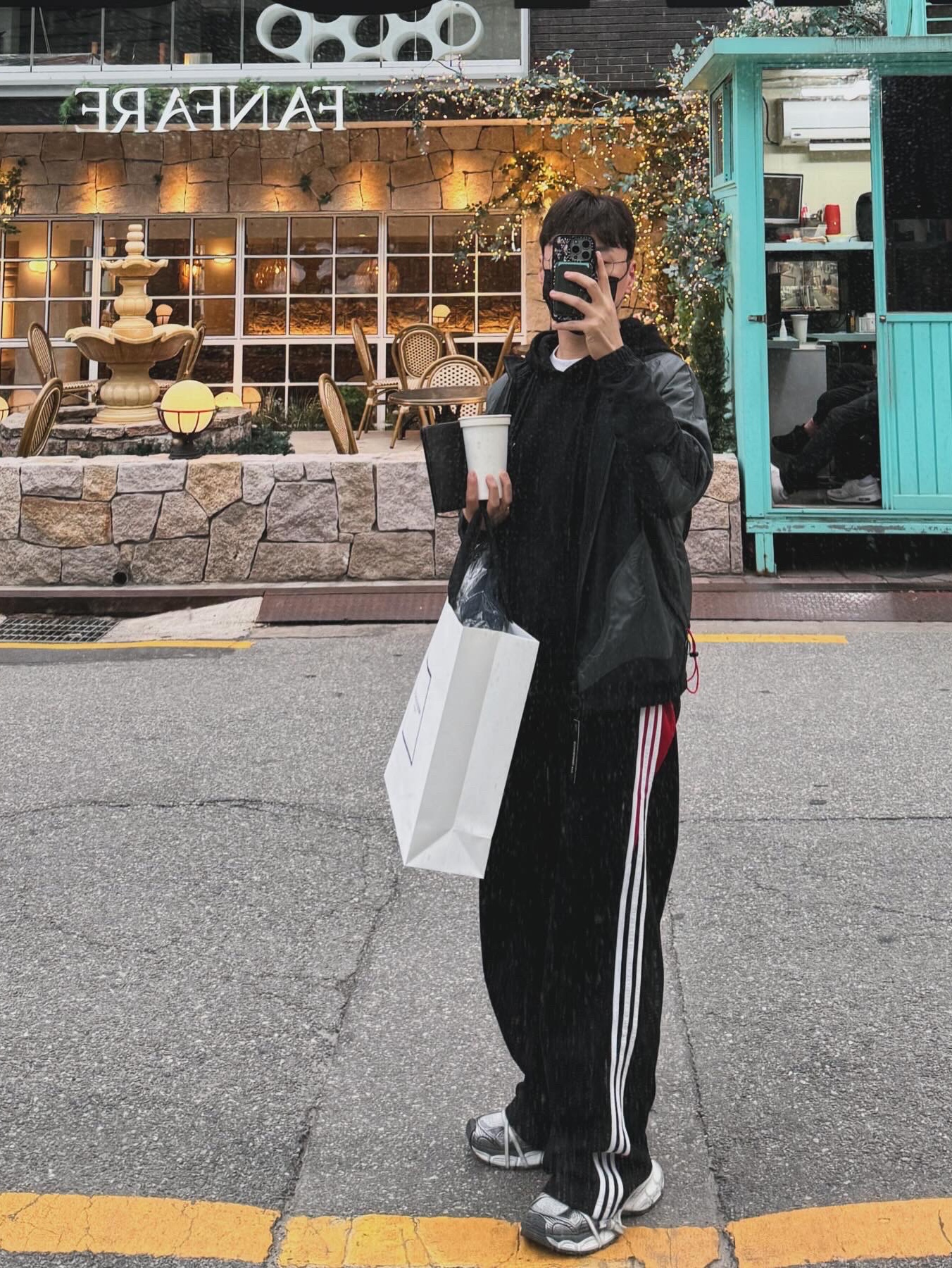 Balenciaga x Adidas Fleece Baggy Sweatpants Black, Balenciaga 3XL Sneakers Grey White Red 착용 스타일 - 5