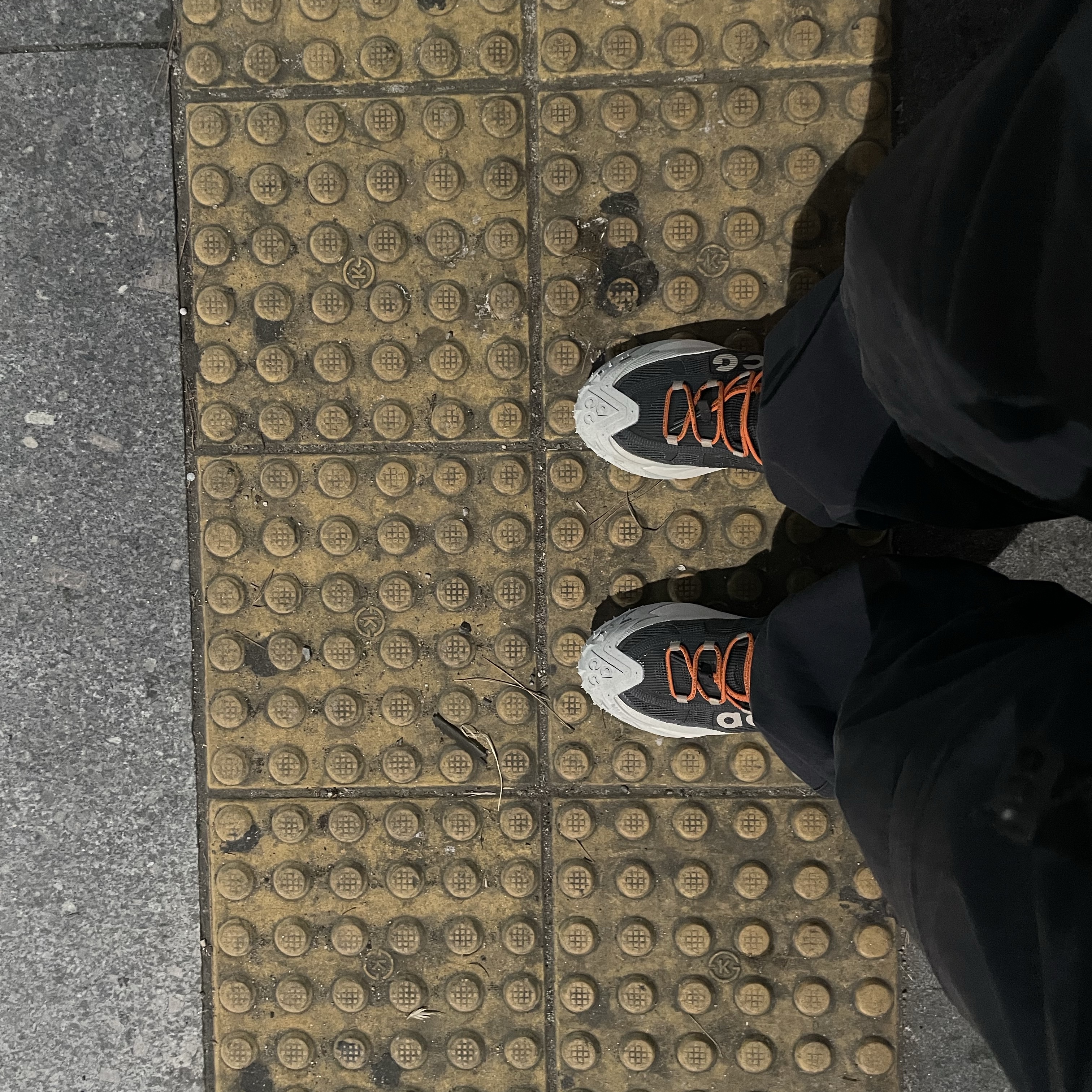 Nike ACG Mountain Fly Low Gore-Tex Dark Smoke Grey 착용 스타일 - 1
