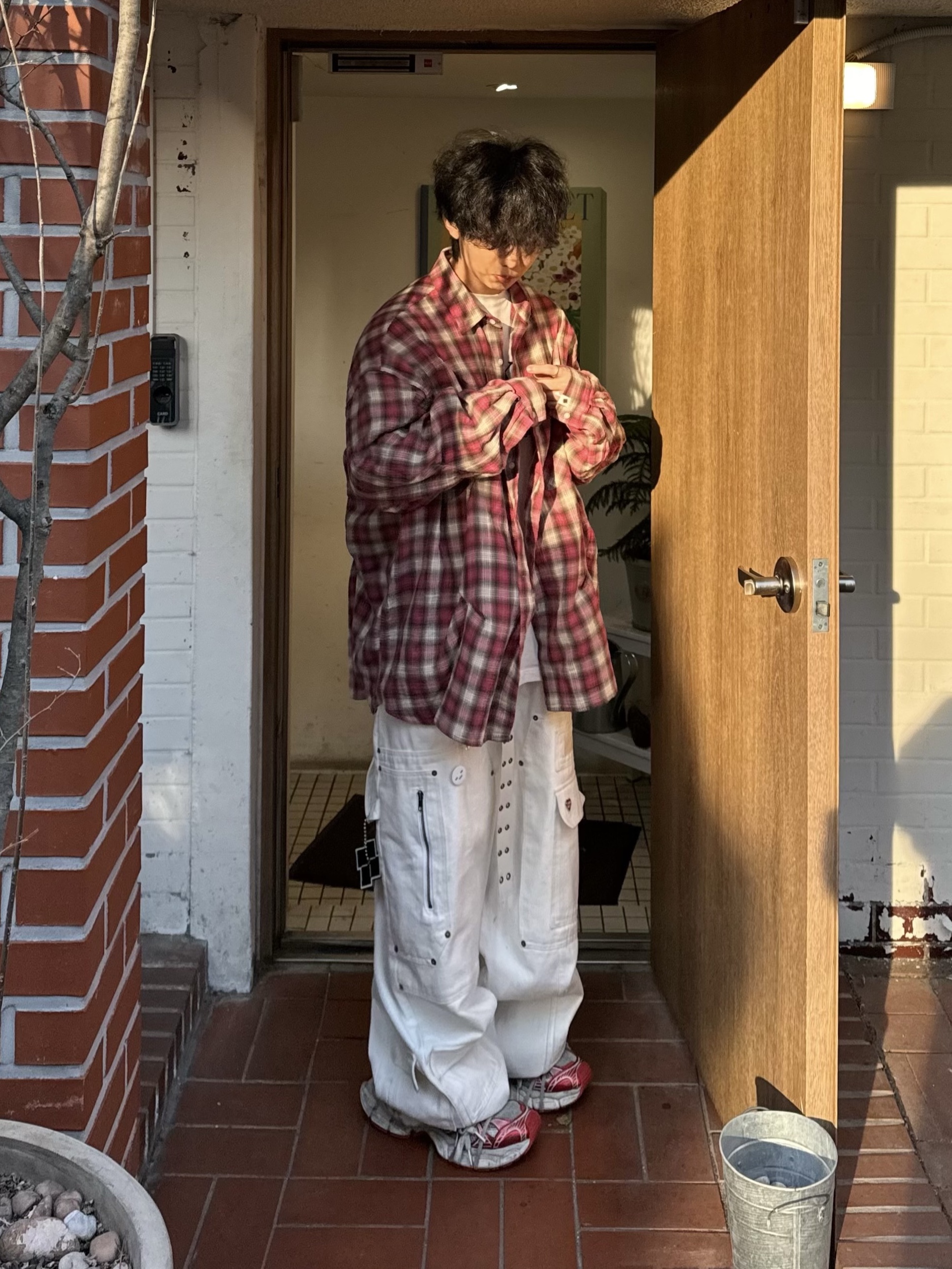 Nos Couleurs x Koin x Llud Rivet Carpenter Pants White, Nos Couleurs Check Bite Shirts Cherry 착용 스타일 - 5
