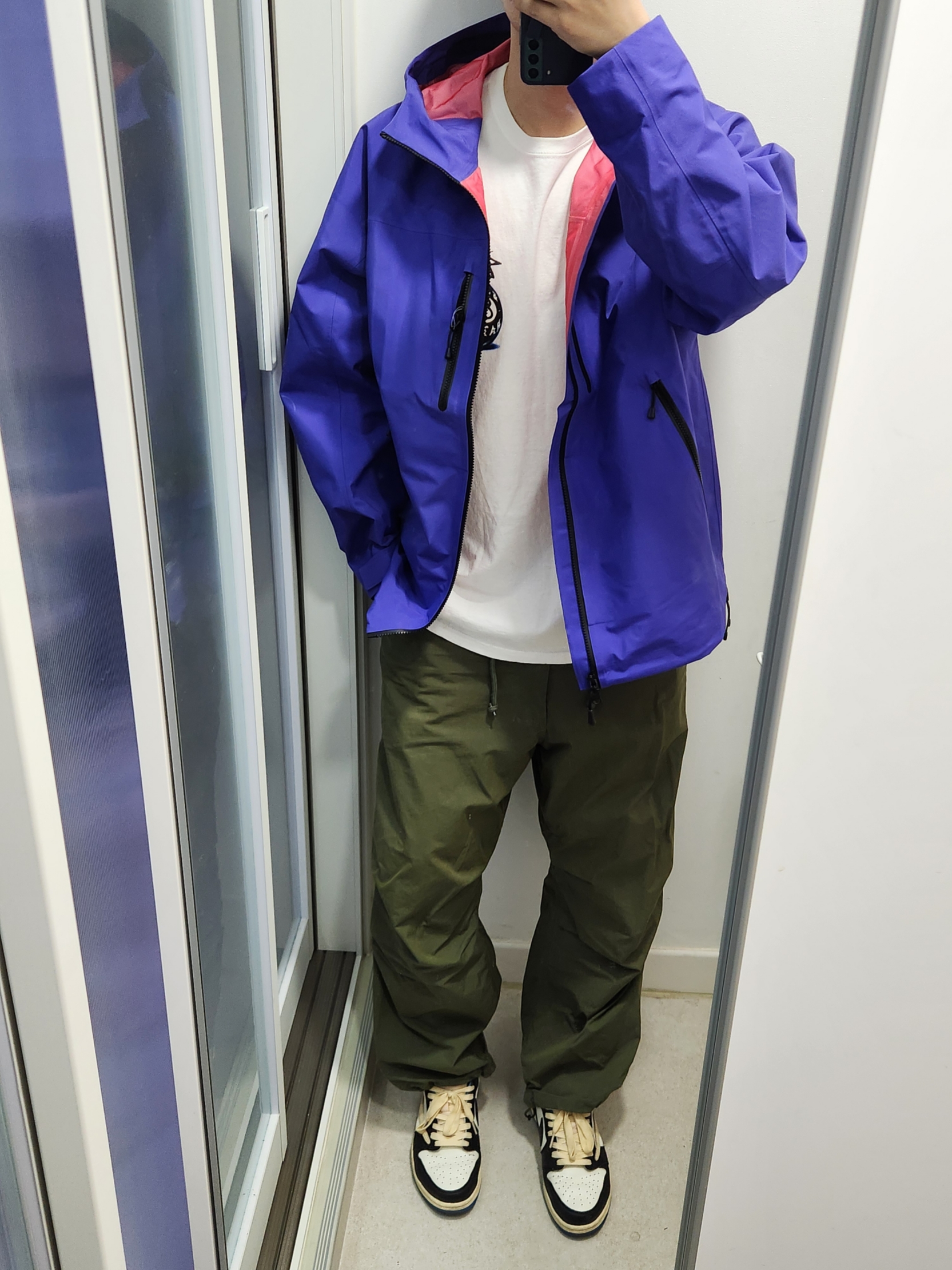Stussy x Born X Raised 8 Ball T-Shirt White, Jordan 1 x Travis Scott x Fragment Retro Low OG SP Military Blue 착용 스타일