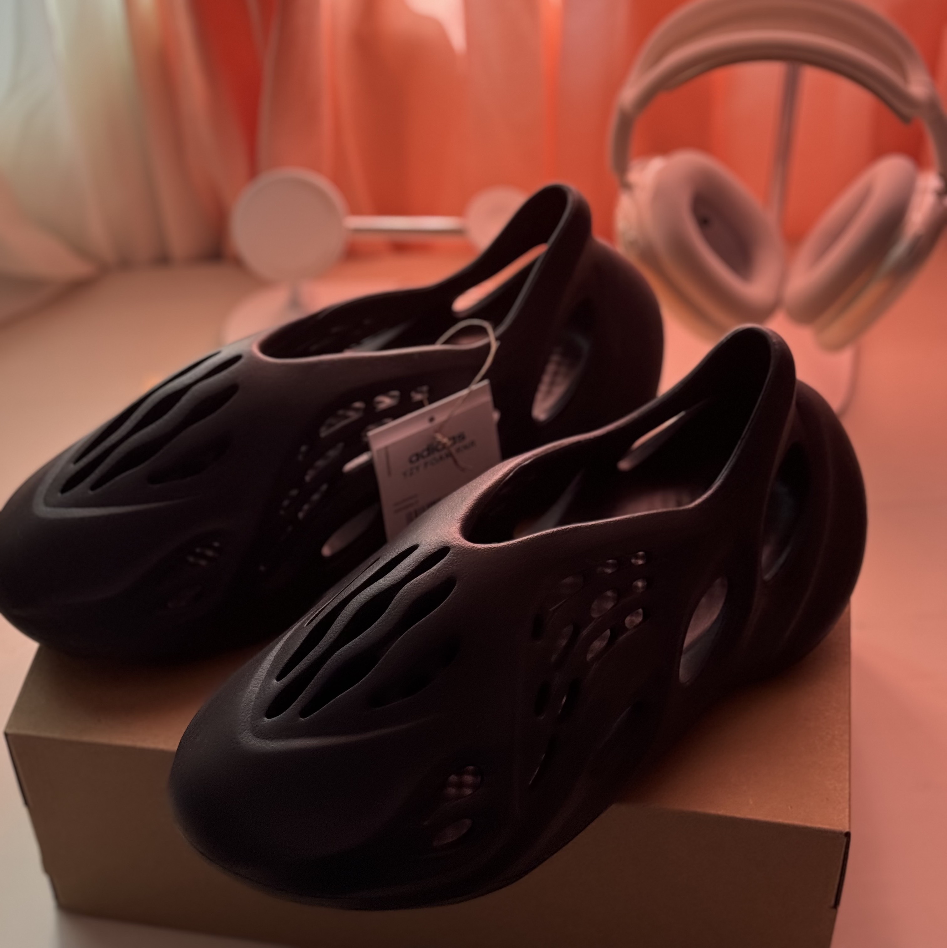 Adidas Yeezy Foam RNNR Onyx 착용 스타일