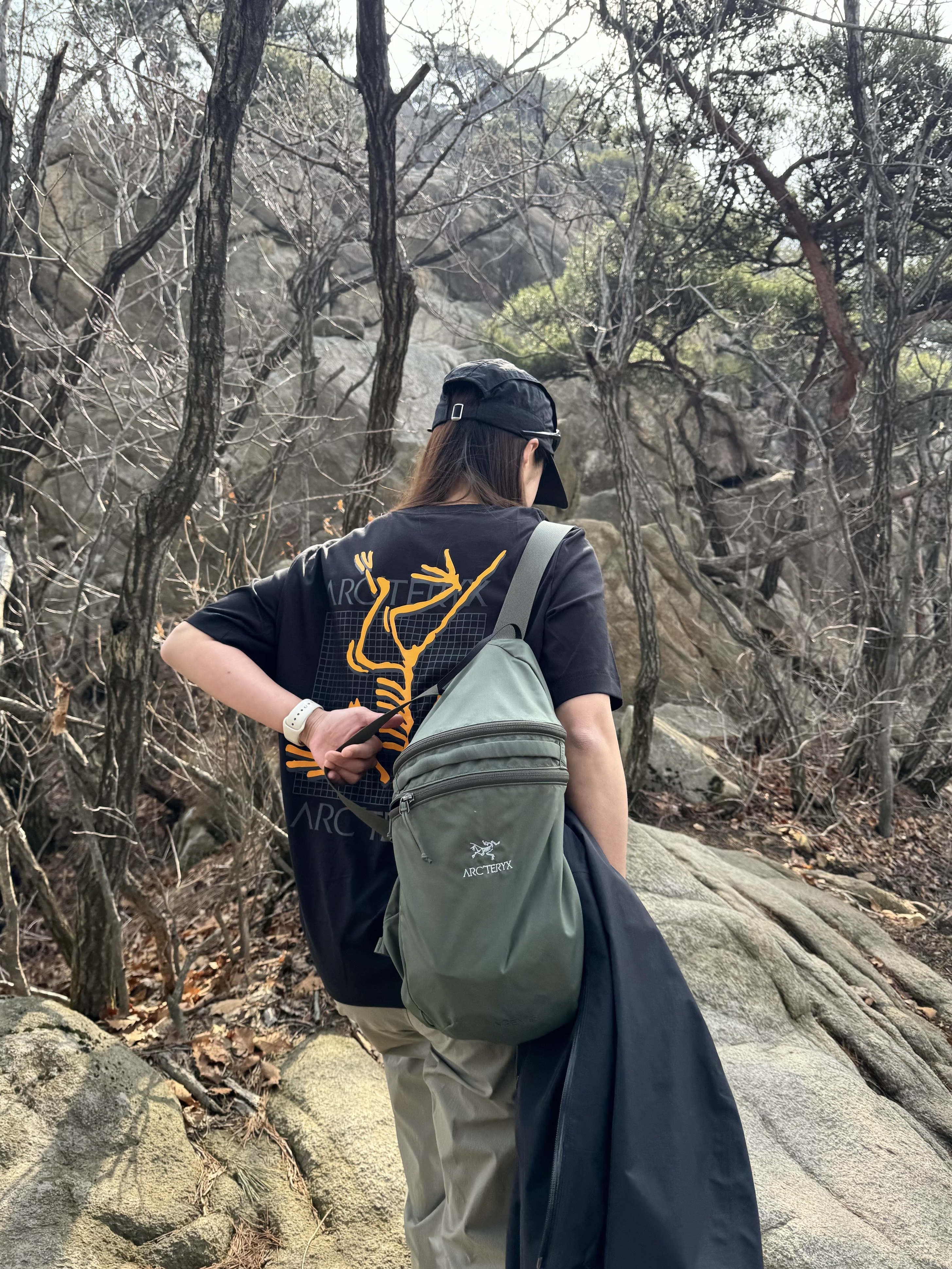 Arc'teryx Arc'Multi Bird Logo SS T-Shirt Black 착용 스타일 - 2