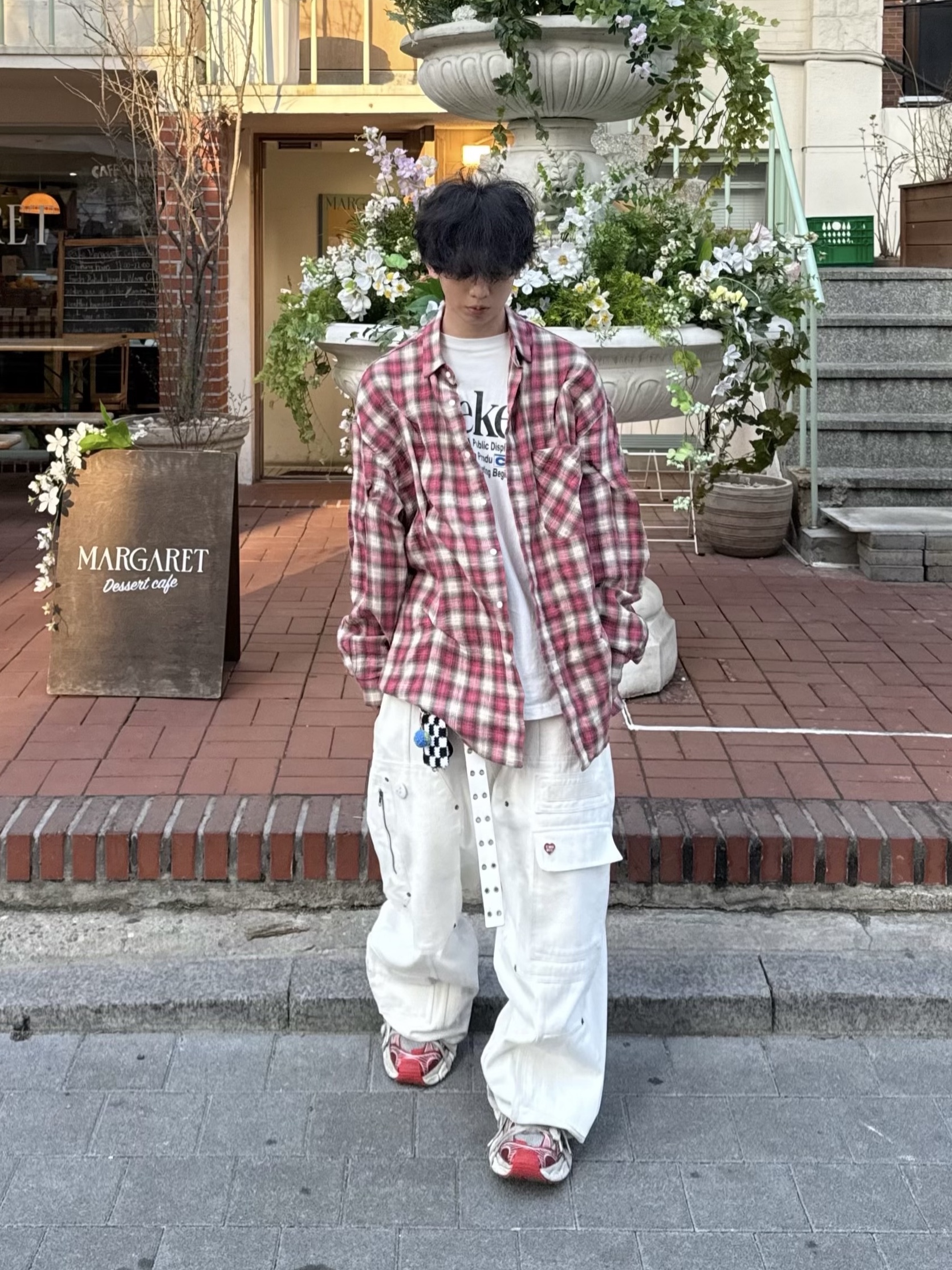 Nos Couleurs x Koin x Llud Rivet Carpenter Pants White, Nos Couleurs Check Bite Shirts Cherry 착용 스타일 - 4
