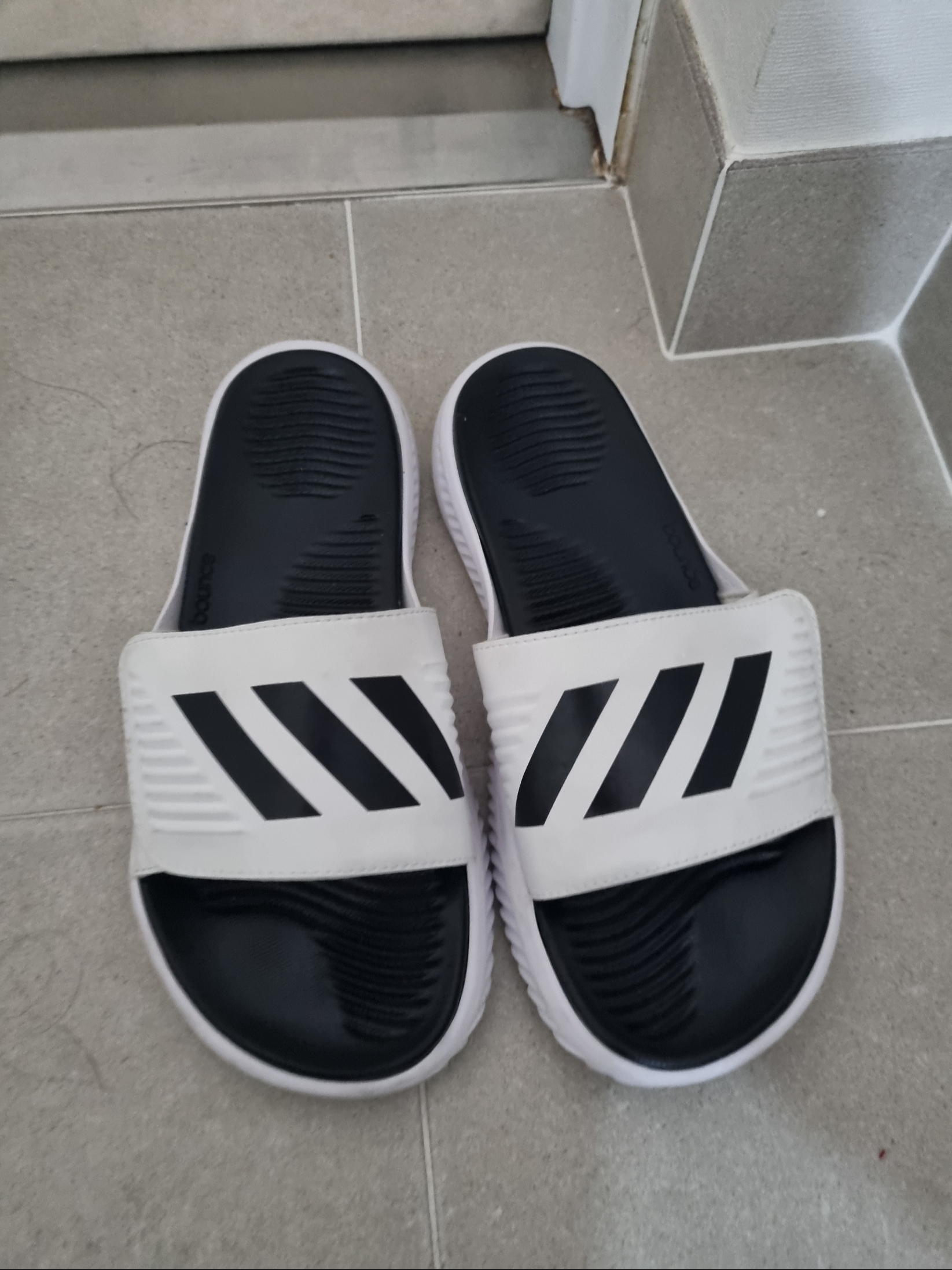 Adidas Alphabounce Slide Cloud White Core Black 착용 스타일