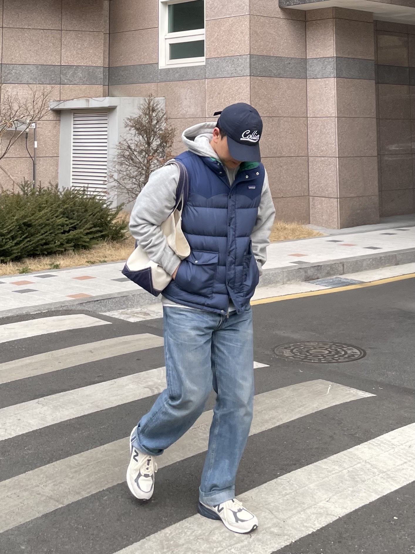 IDEA x New Era The Collier Cap Navy, Levi's 505 Regular Fit Jeans Light Indigo 착용 스타일 - 2