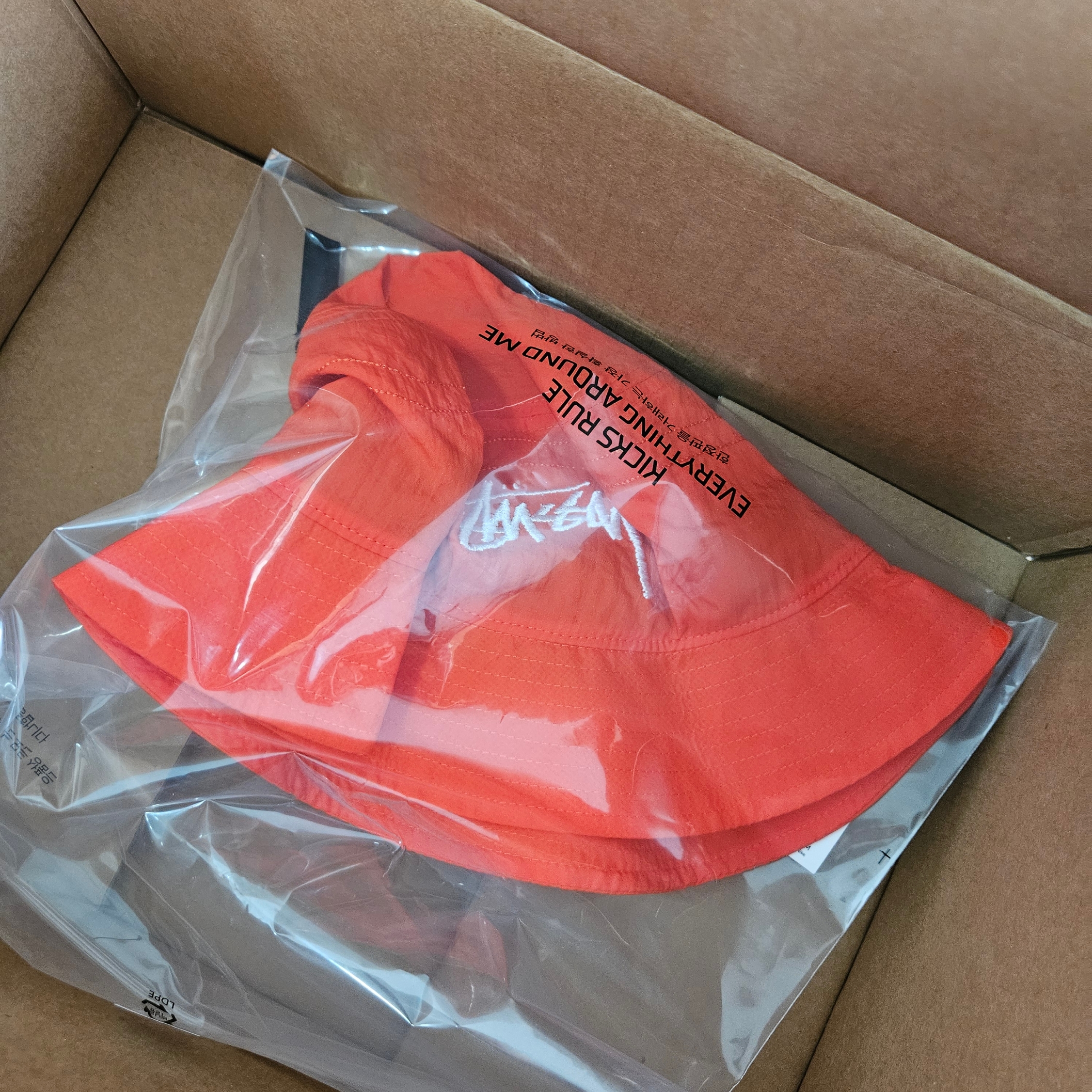 Nike x Stussy Bucket Hat Habanero Red 착용 스타일 - 2