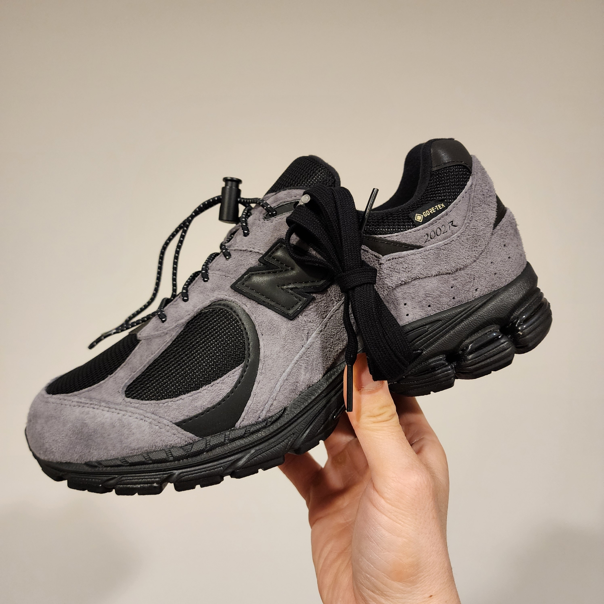 New Balance x JJJJound 2002R Gore-Tex Charcoal 착용 스타일 - 1