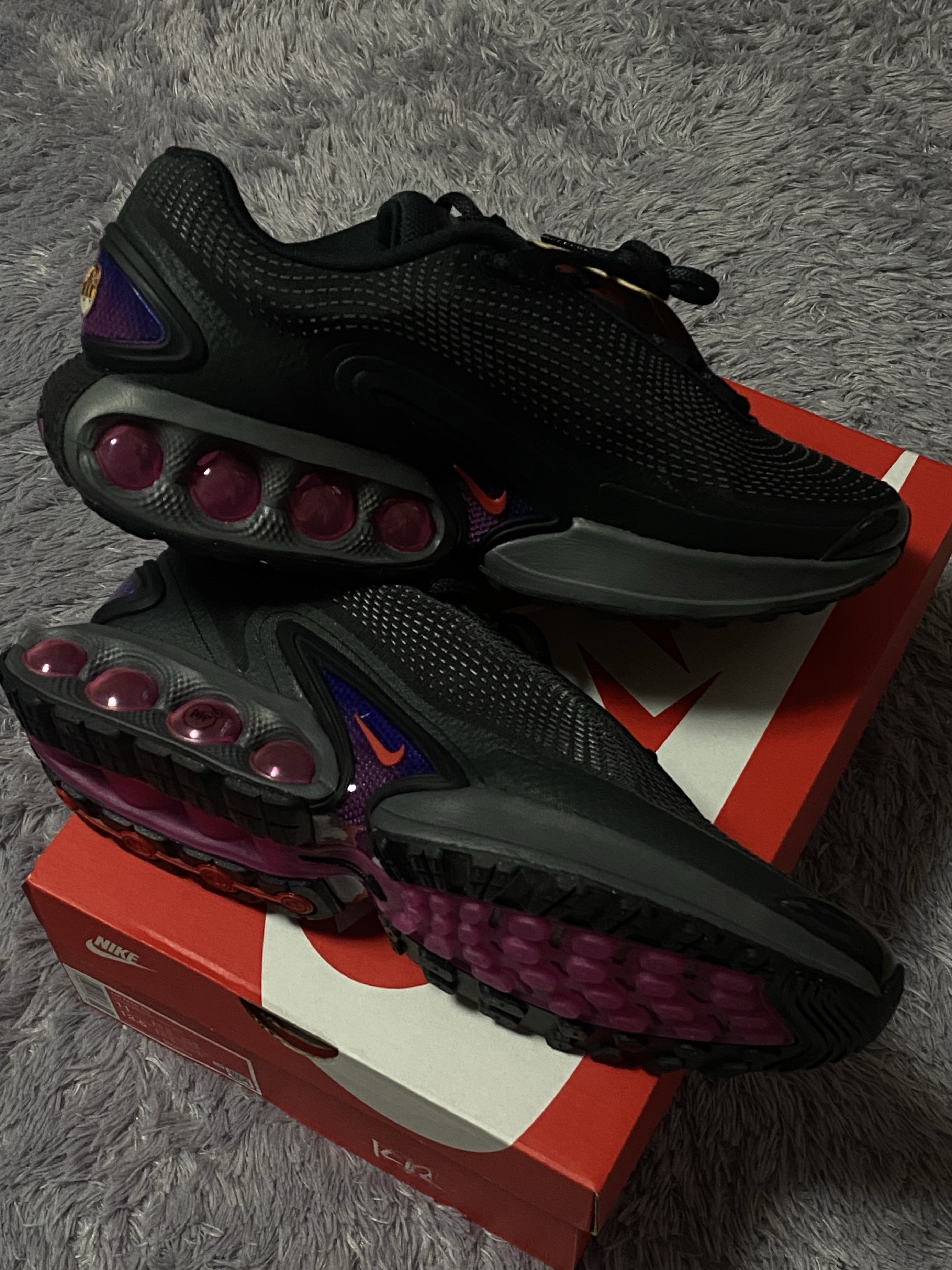 Nike Air Max Dn Black Light Crimson 착용 스타일