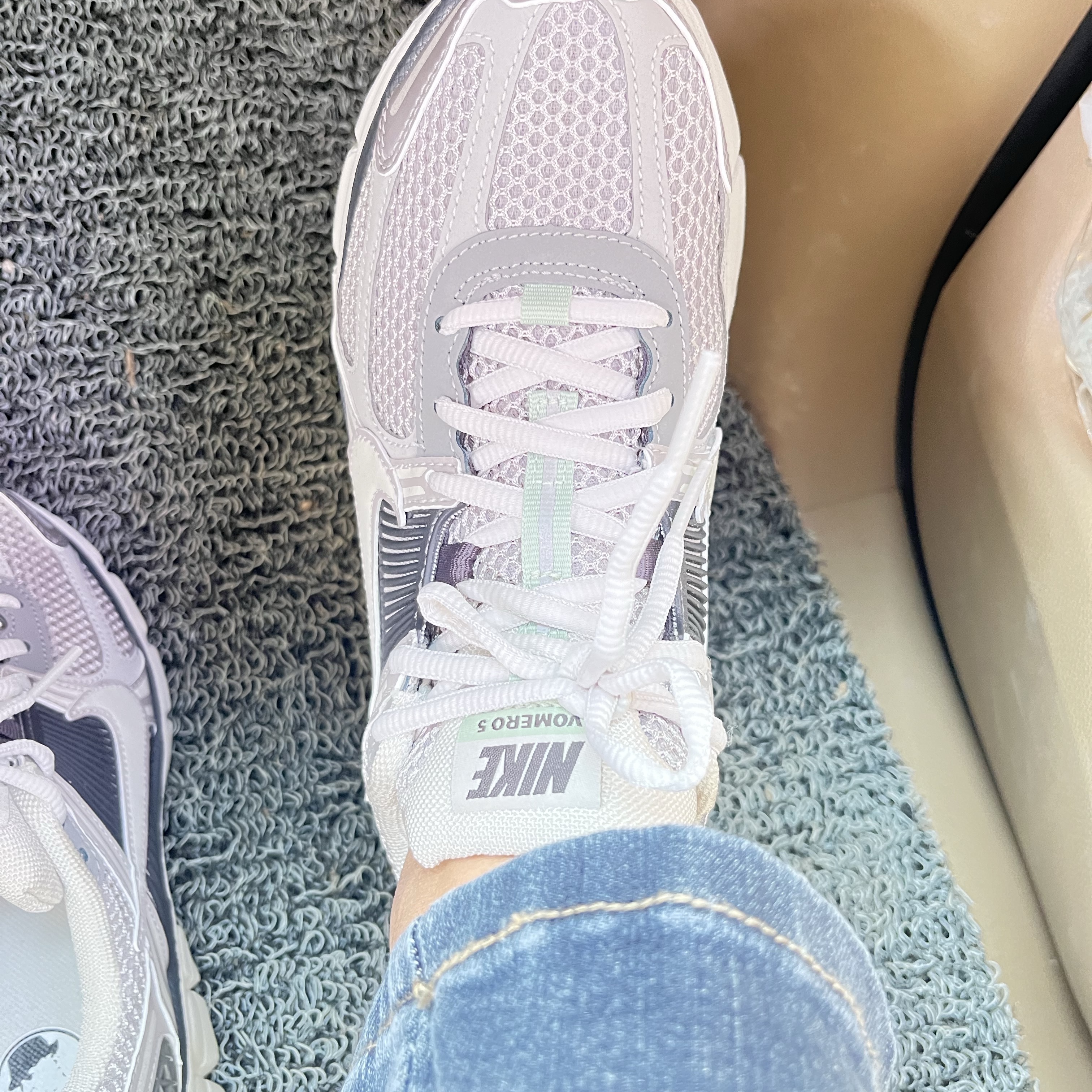 (W) Nike Zoom Vomero 5 Cobblestone and Flat Pewter 착용 스타일