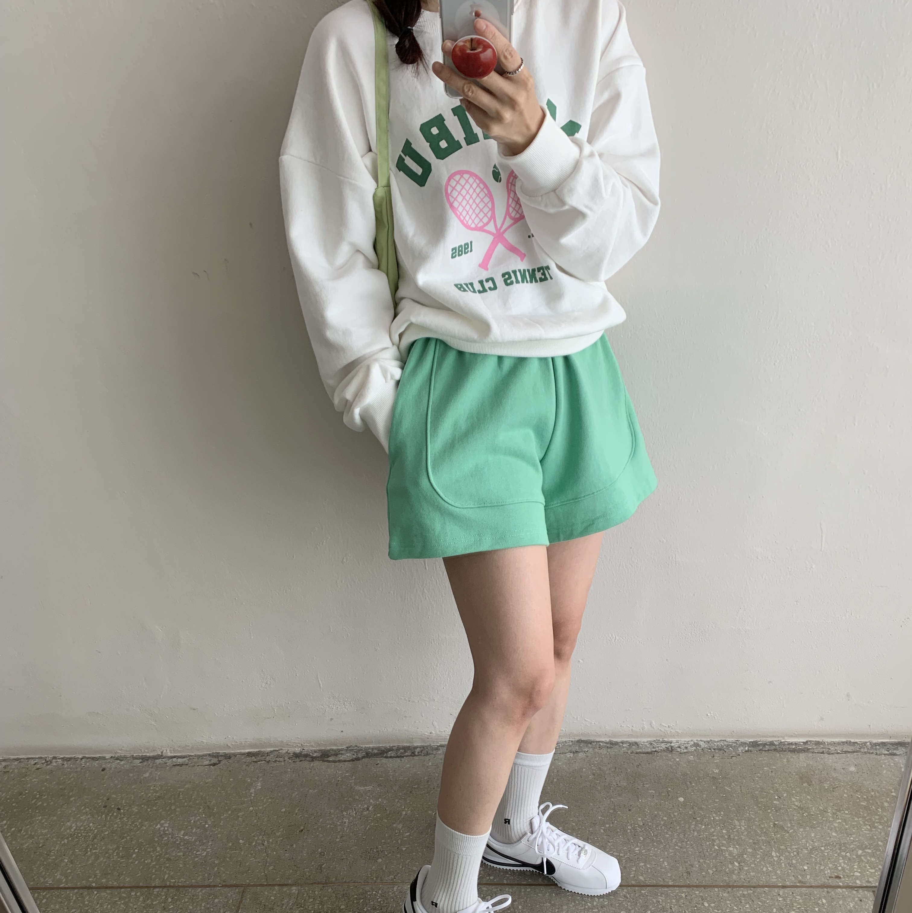 (GS) Nike Cortez Basic SL White Black, Emis Emis Hobo Bag Yellowgreen 착용 스타일 - 3